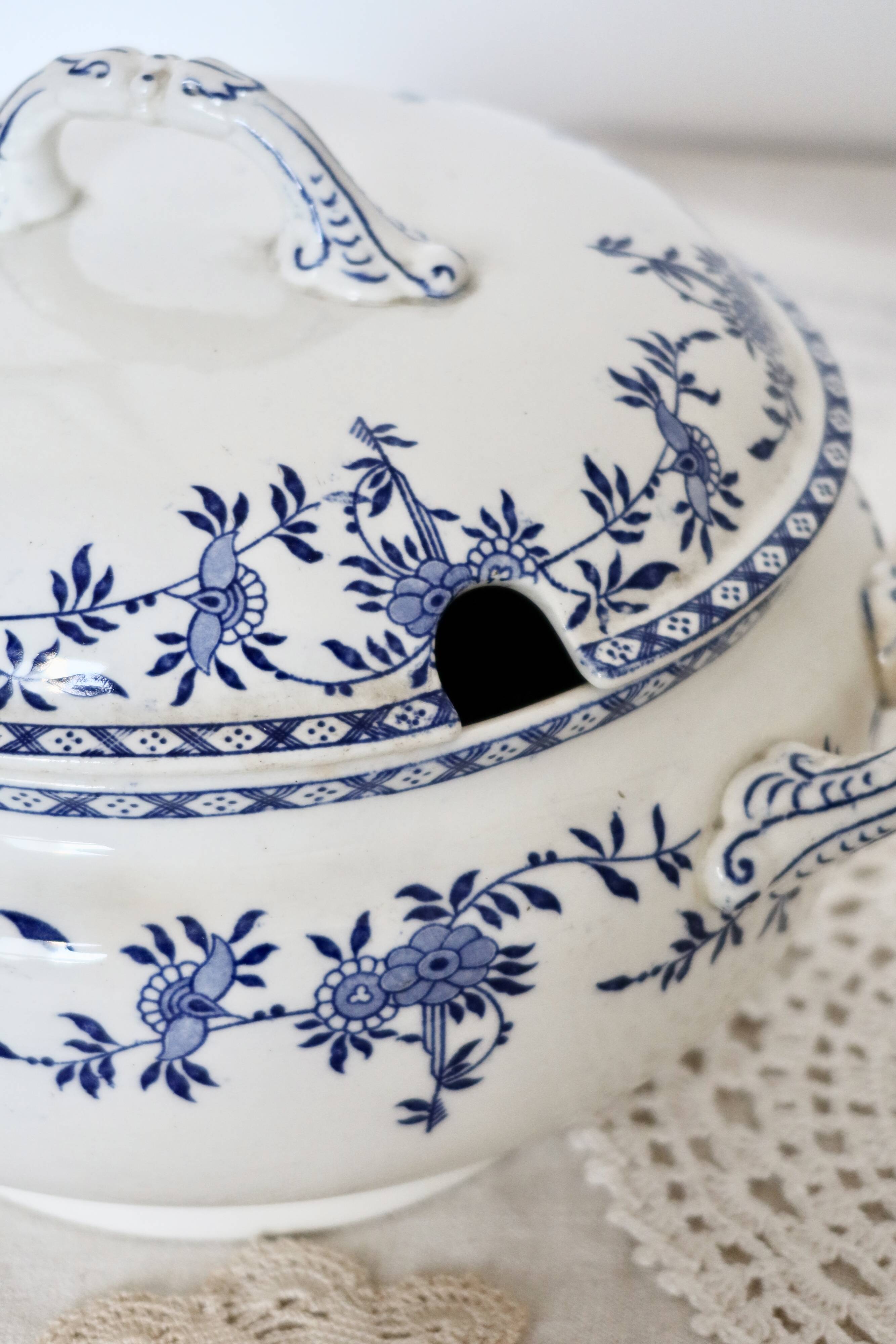Antique soup tureen - Rare Dresden porcelain