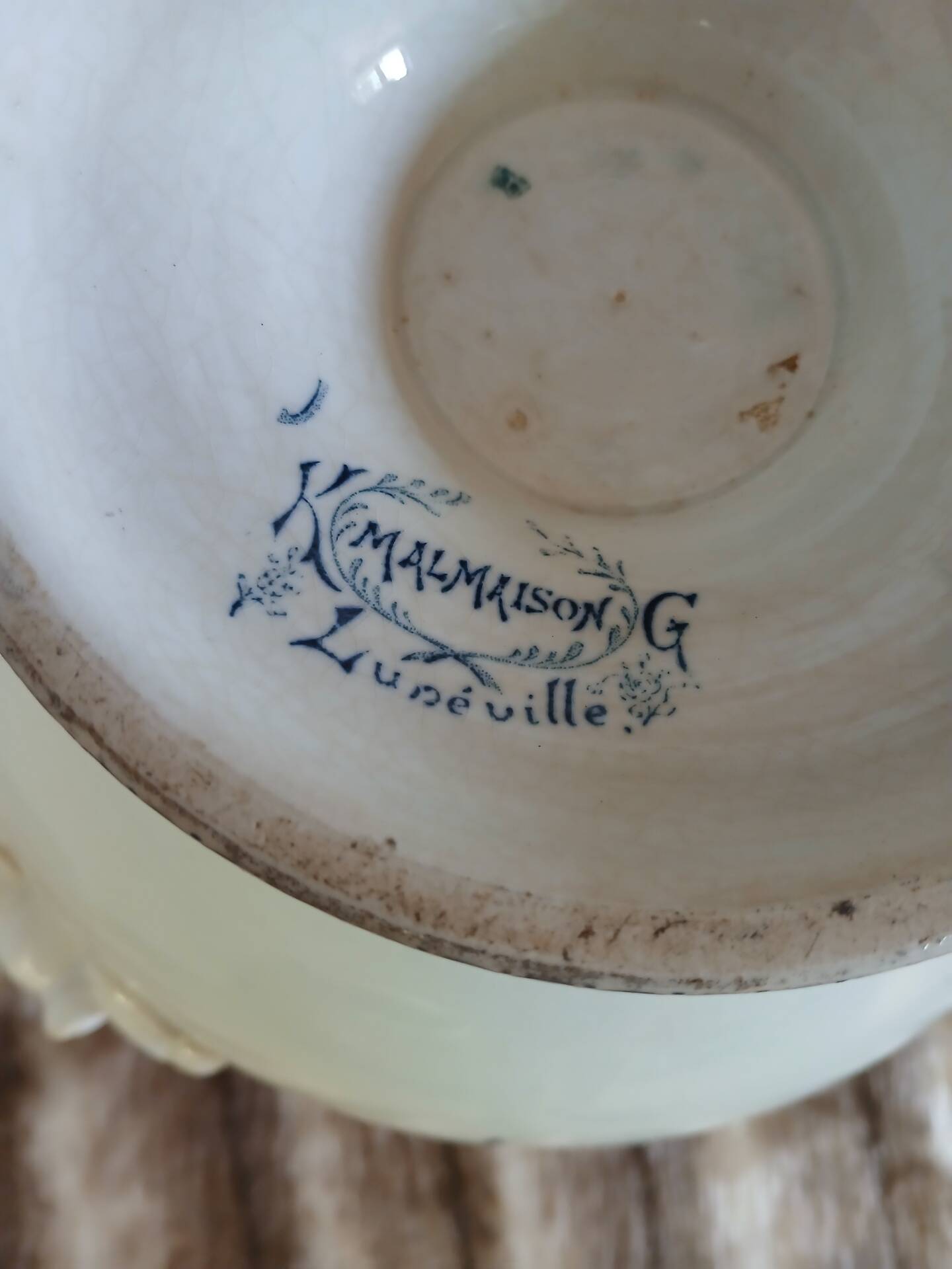 Soupière ancienne en Terre de fer