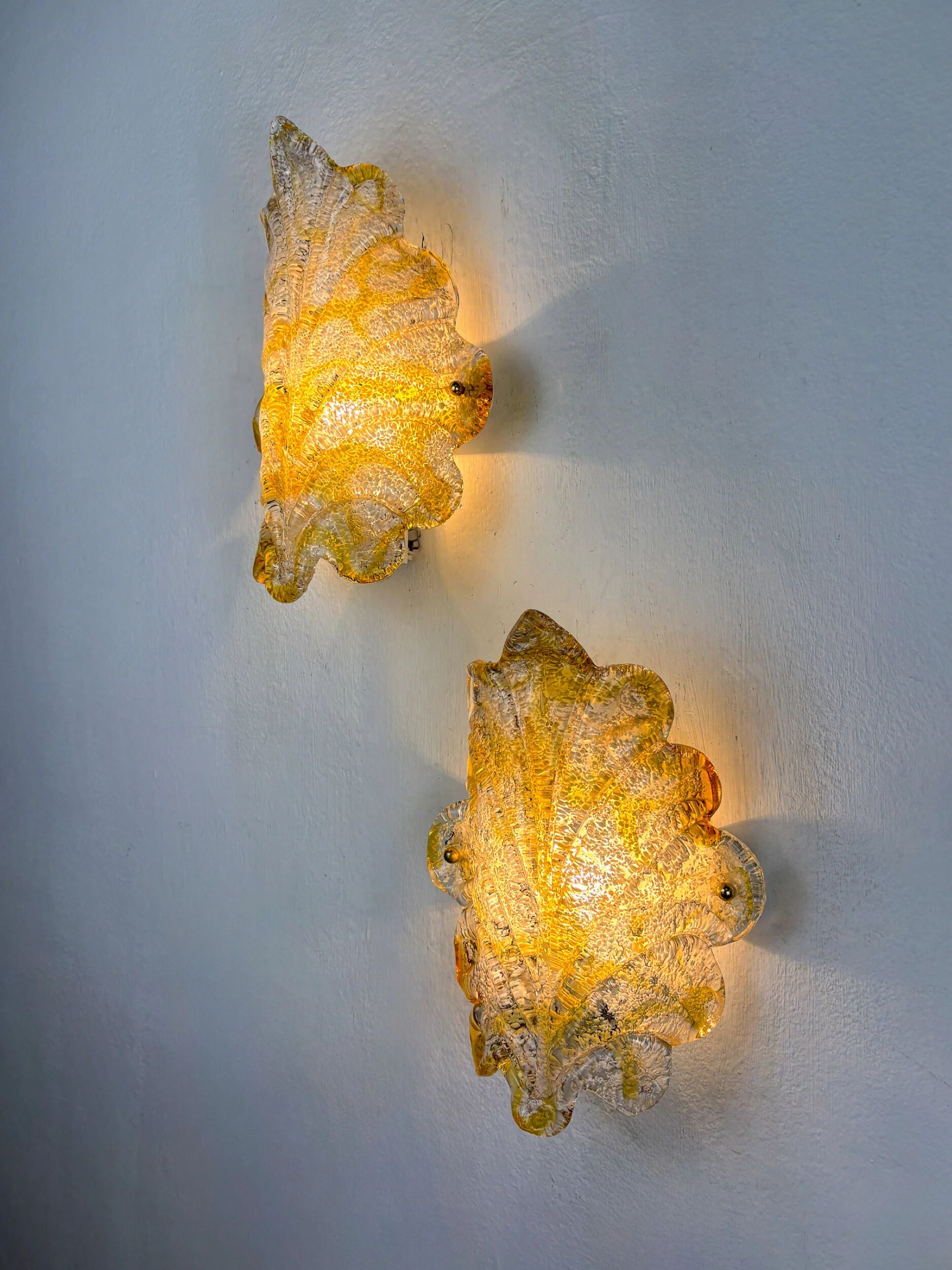 Paire de appliques en verre dépoli orange Murano, verre texturé et détails dorés, Italie années 1970.
