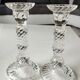 Paire de Bougeoirs Art Déco/Portieux. En verre de cristal pressé. Exécution en torsades. Haut 15 cm