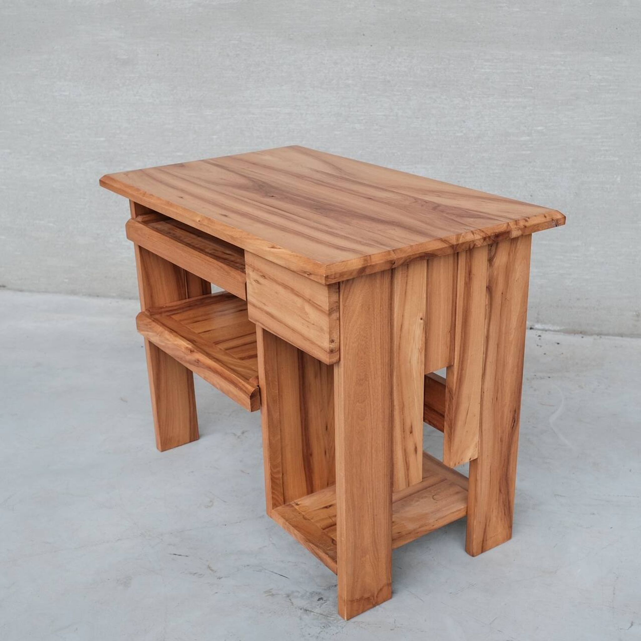 Petit bureau français du milieu du siècle en bois