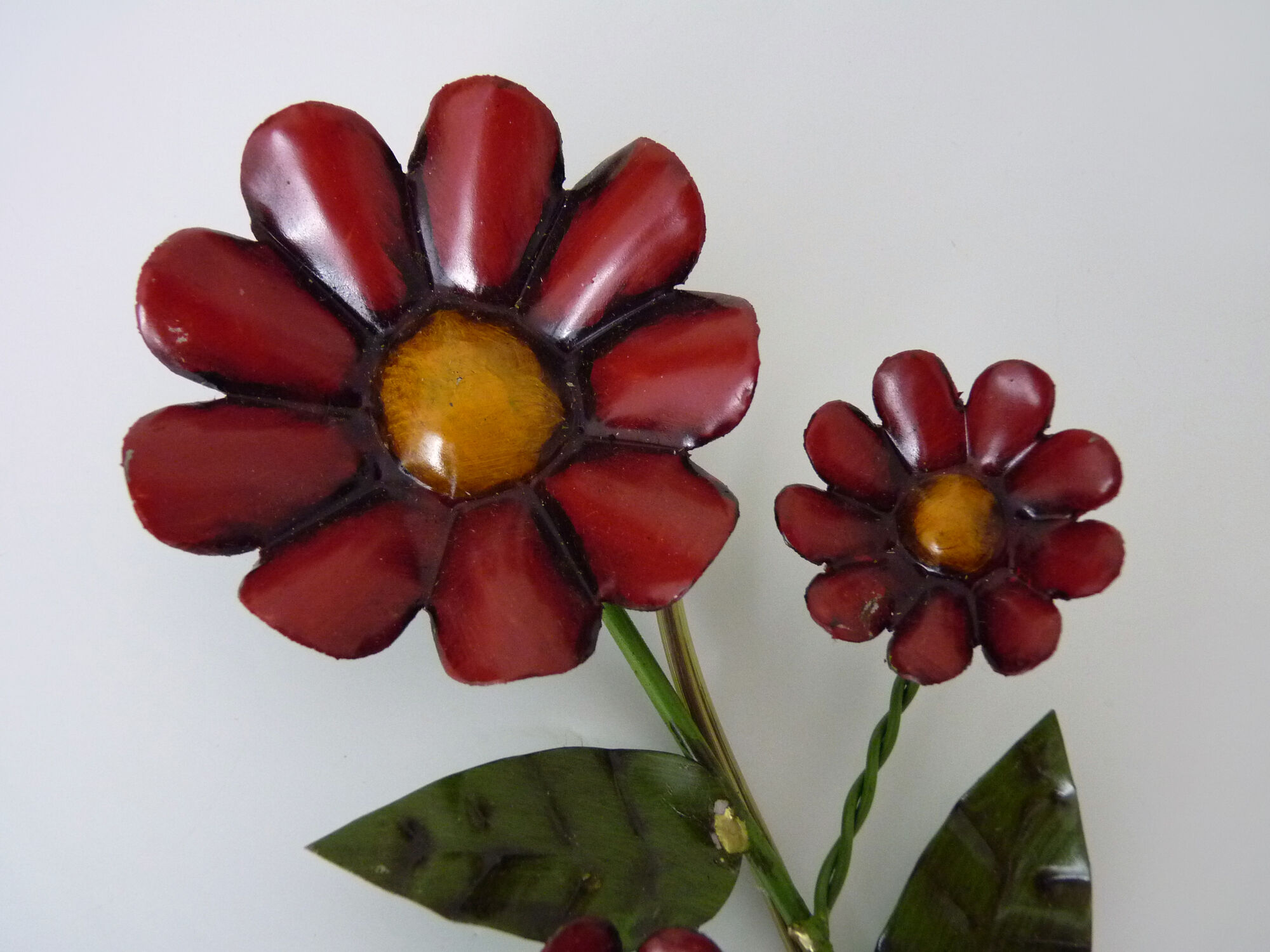 Pair of vintage Italian wall lamps in painted sheet metal. Decoration flowers. Year 50 60