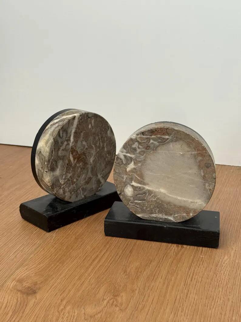 Vintage pair of bookends in fossilised coral agate | Stone disc-shaped bookends on a black marble base
