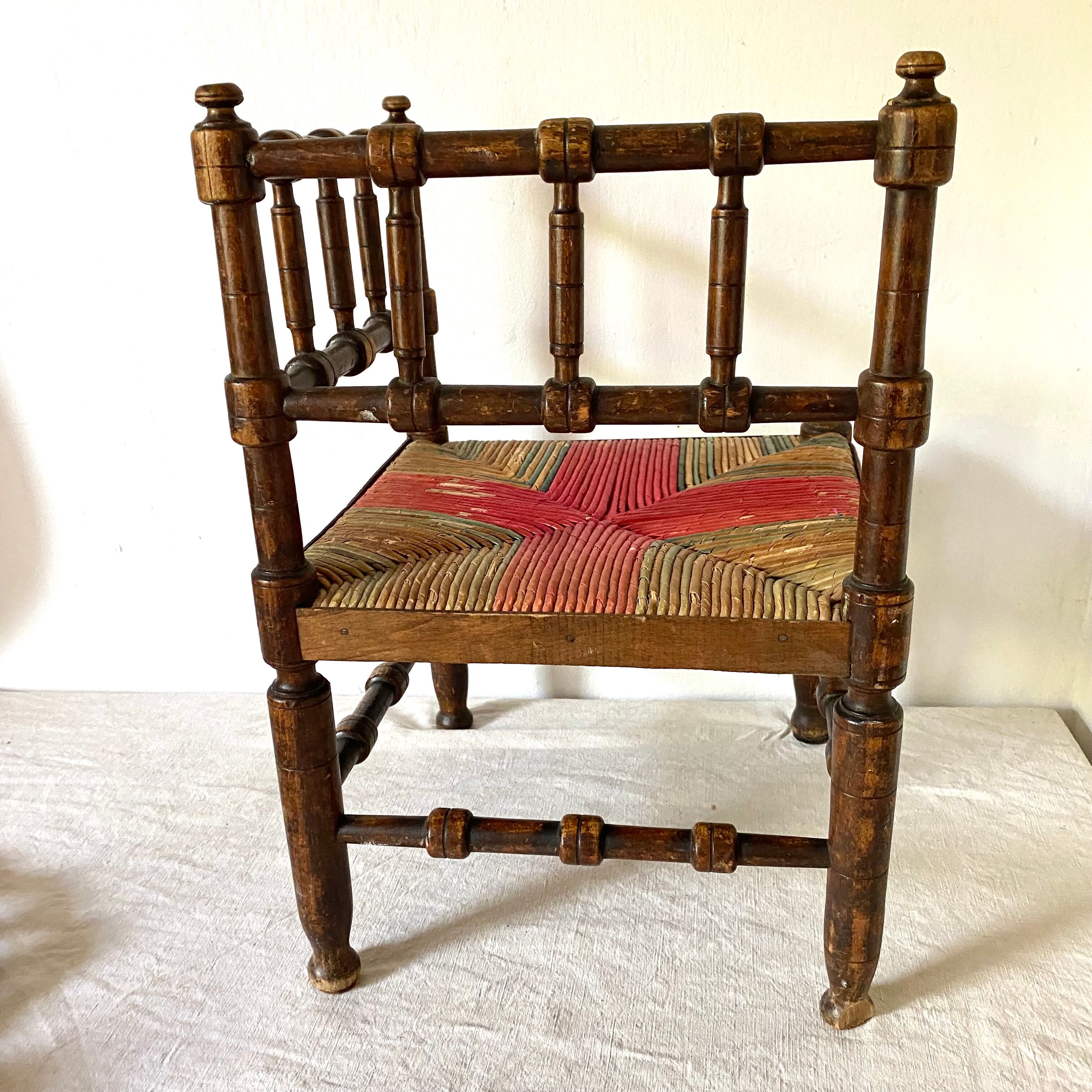 Chaise d'angle en bois tourné et paille pour enfant