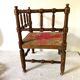 Chaise d'angle en bois tourné et paille pour enfant