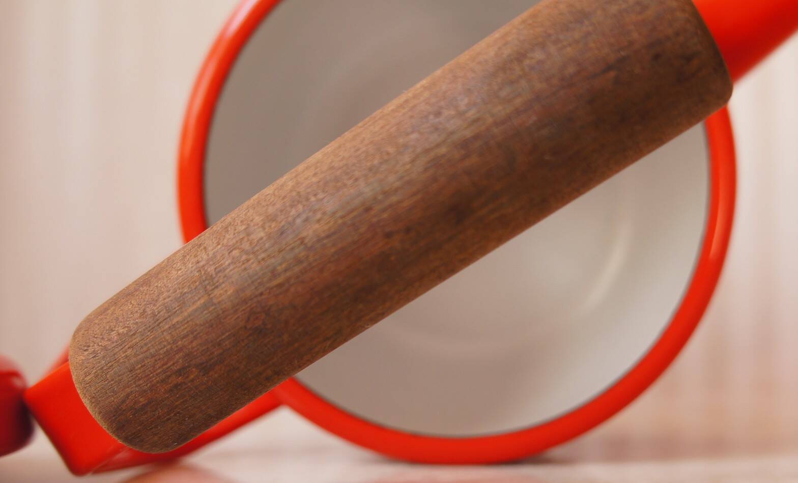 Kobenstyle Jens Quistgaard kettle in enameled metal & solid wood