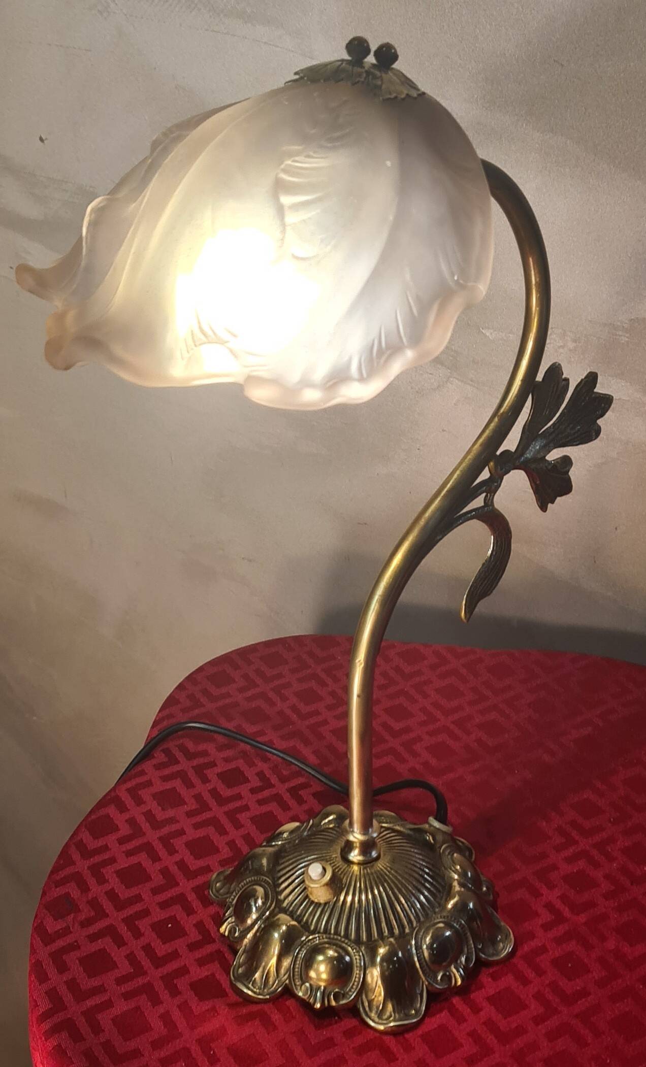 Art Nouveau bronze petal lamp with molded glass, 28 x 34 cm. Electricity OK