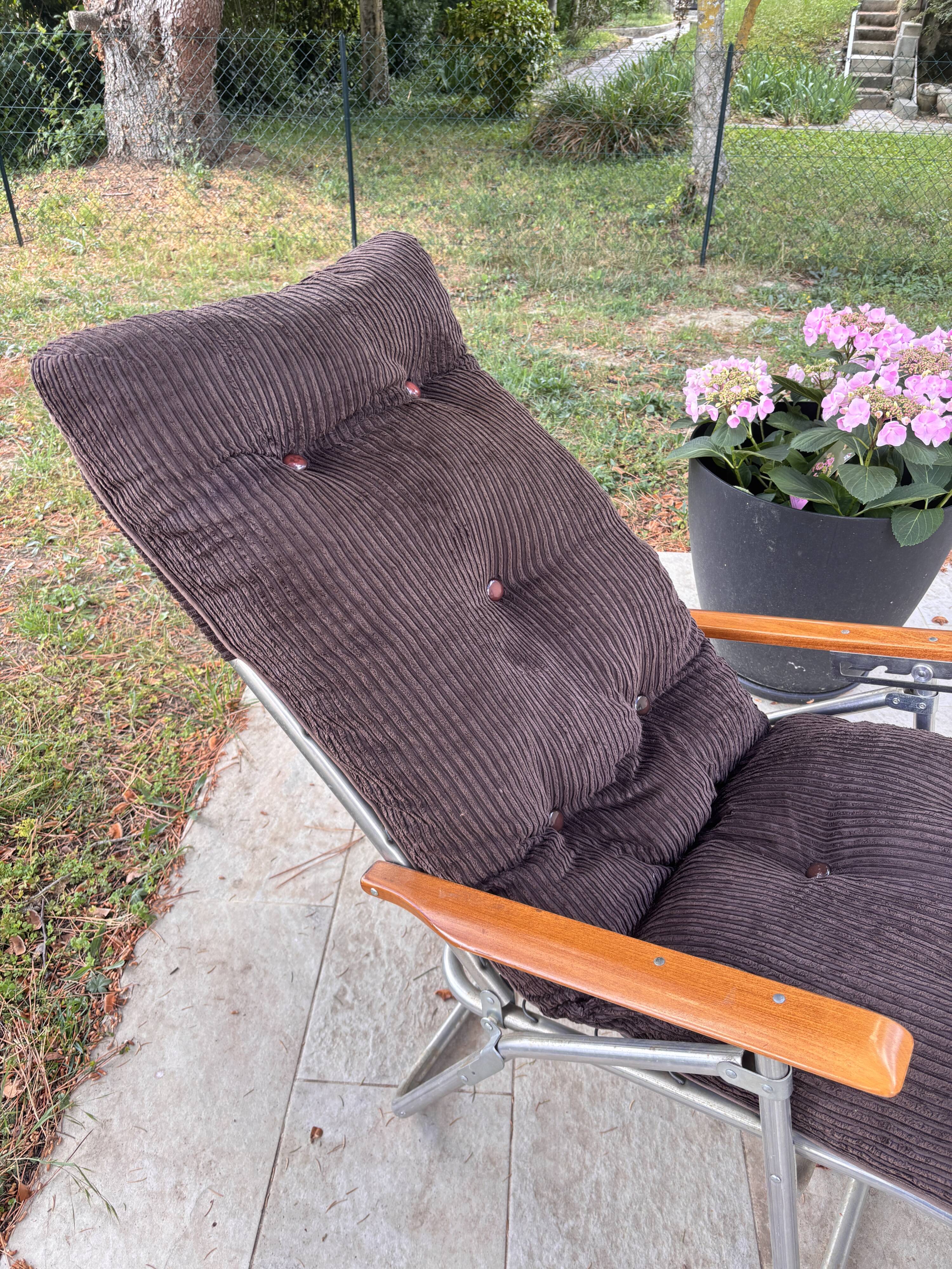 Vintage chaise longue / Recliner armchair