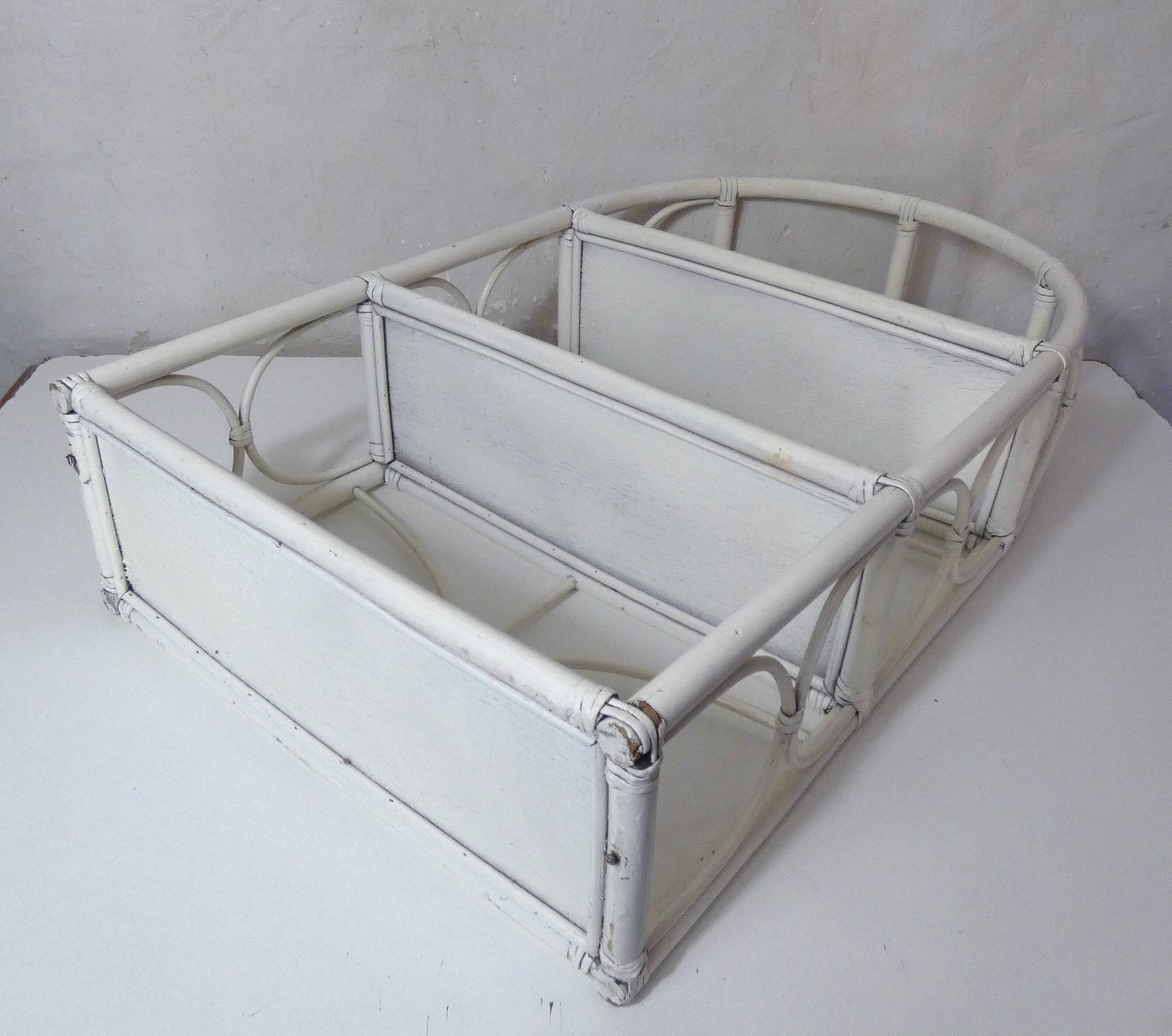 Étagère blanche en rotin