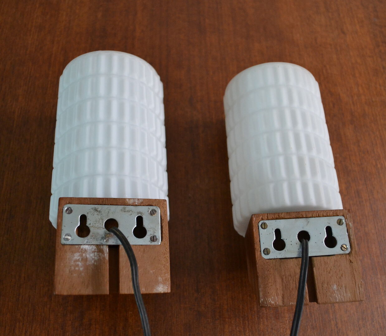 Paire d'appliques scandinaves teck opaline 60s