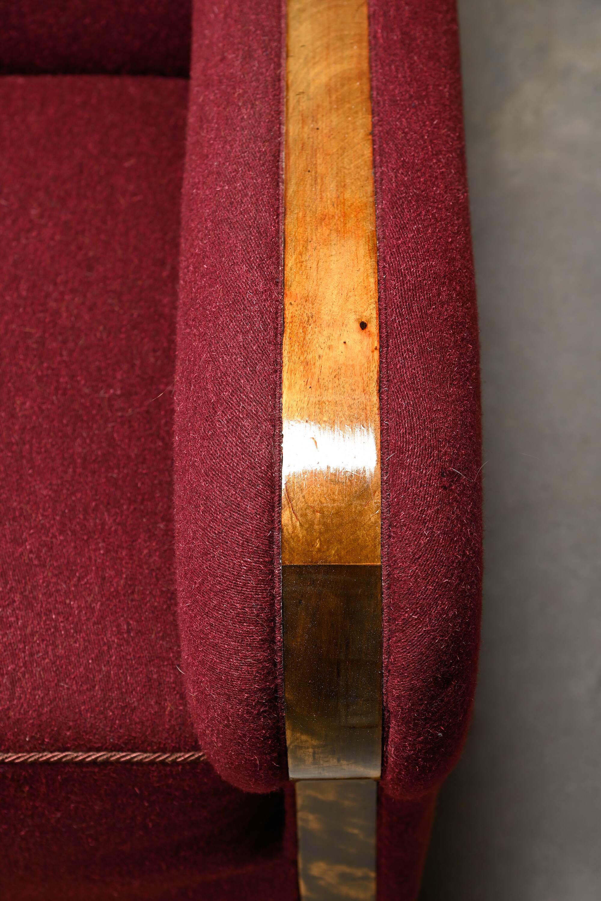 Paire de fauteuils Art déco d'ébéniste danois, revêtus de tissu de laine bordeaux