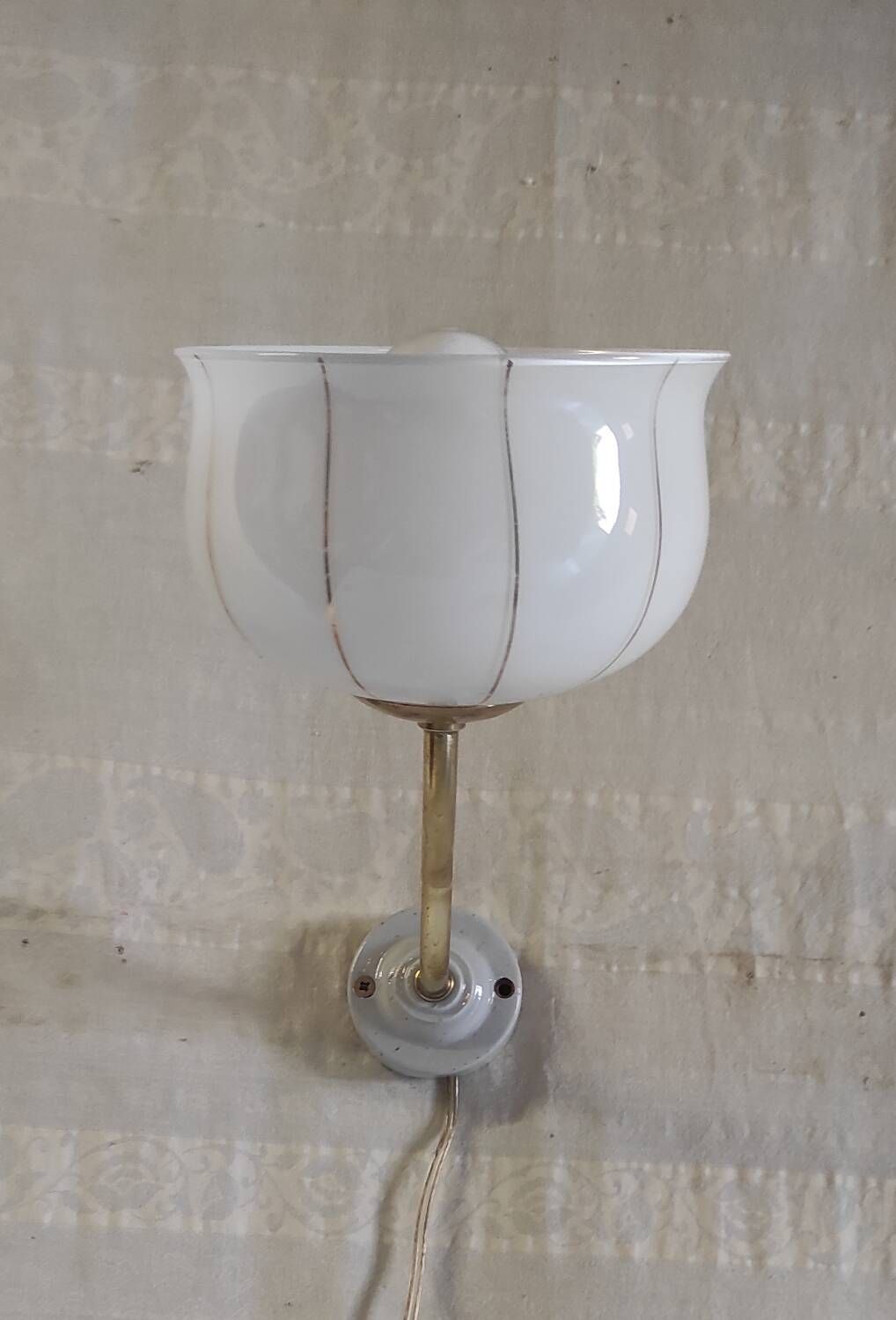 Vintage wall light in brass, porcelain and opaline - mid 20th century.