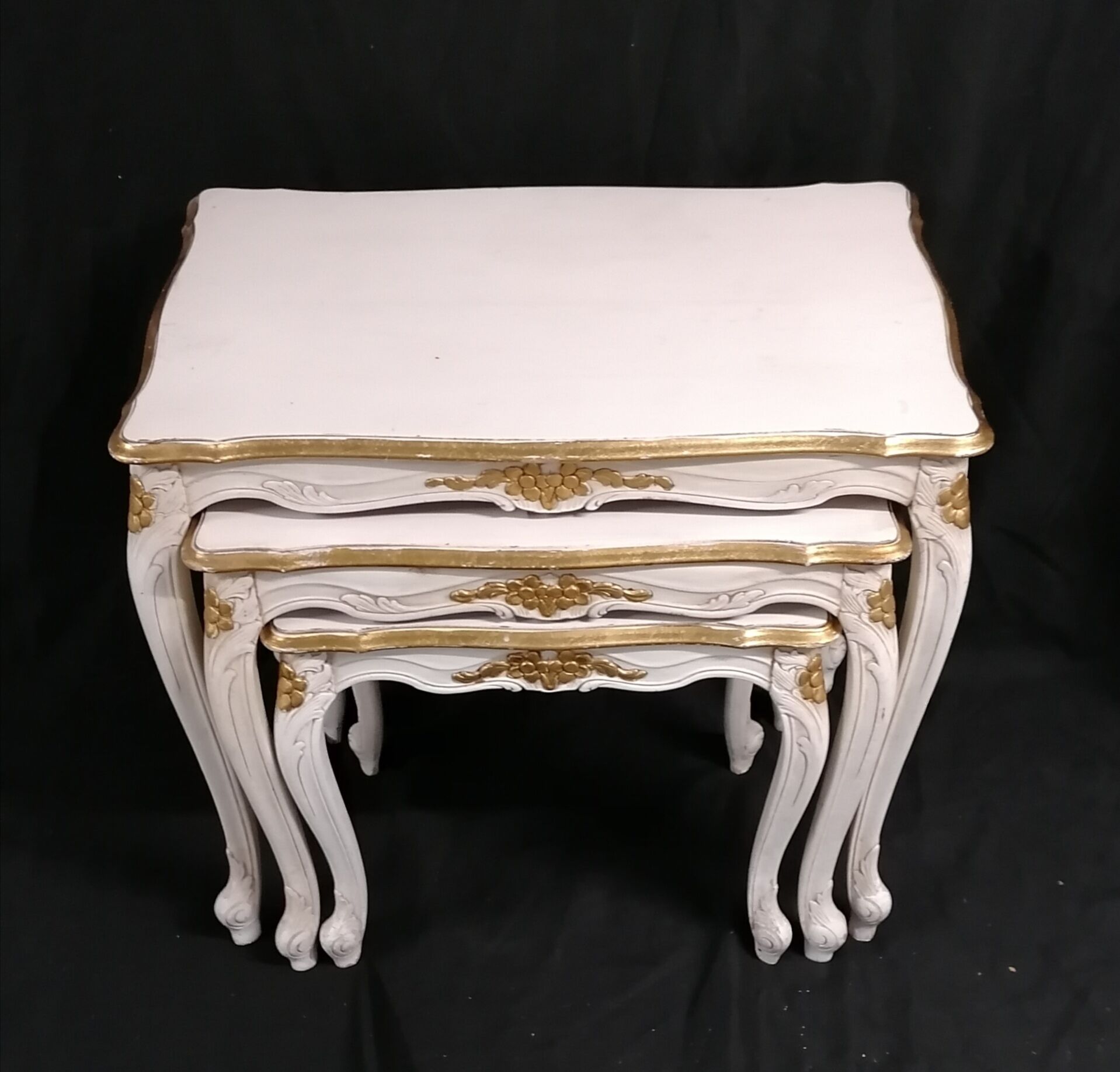 Louis XVI-style giggle table