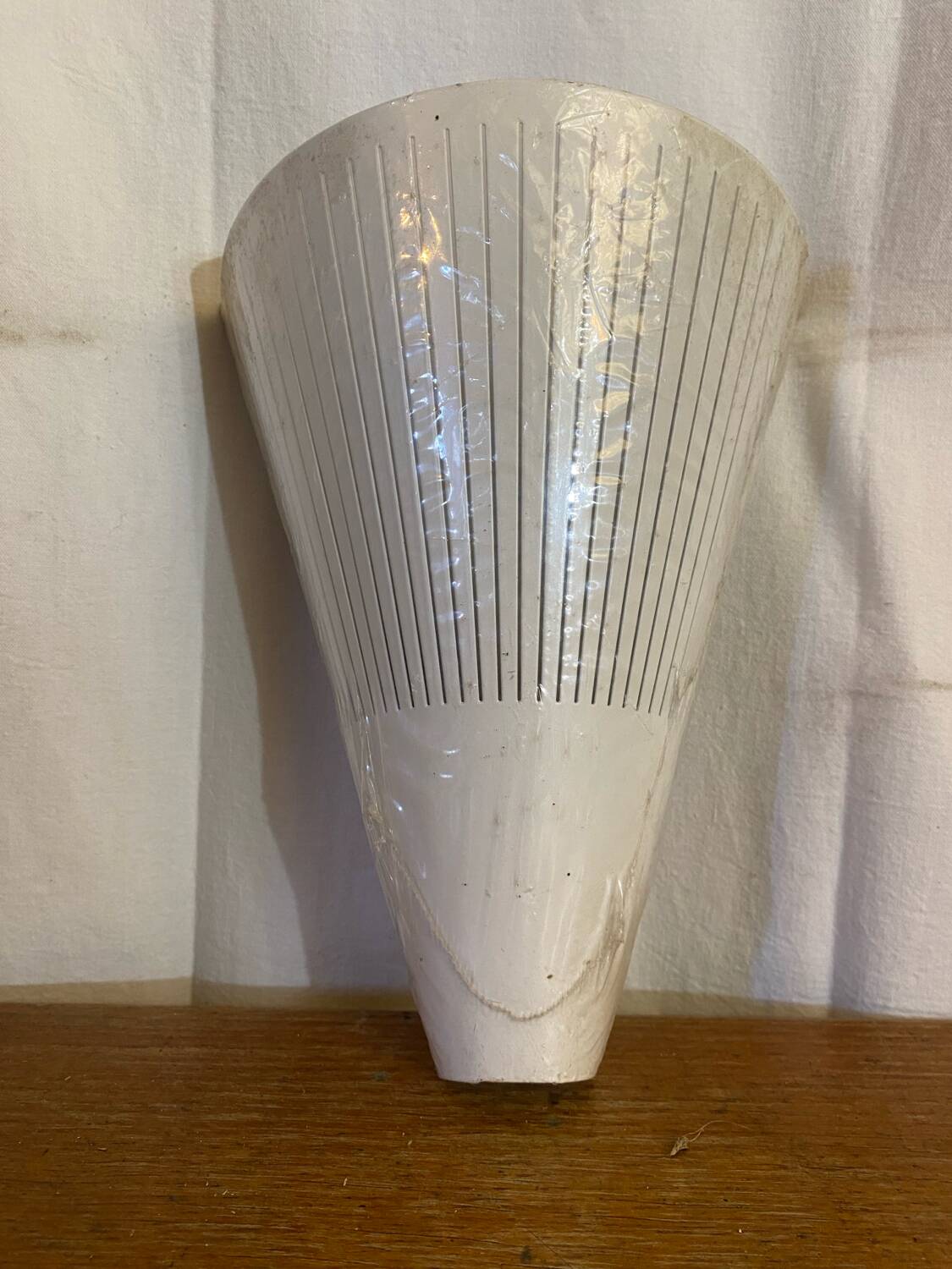 Antique KLYKA white metal wall light