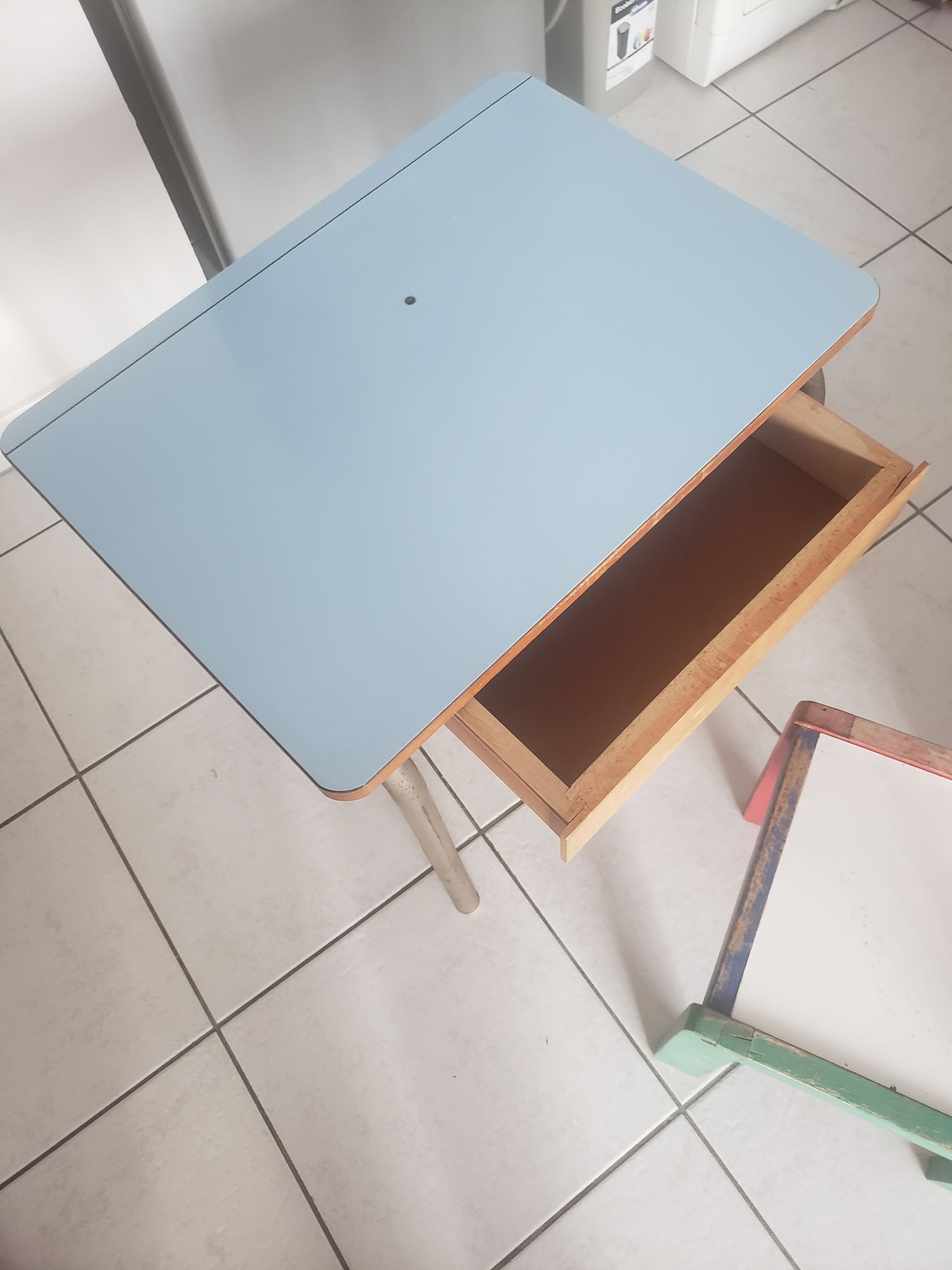 School desk and its chair in wood and formica