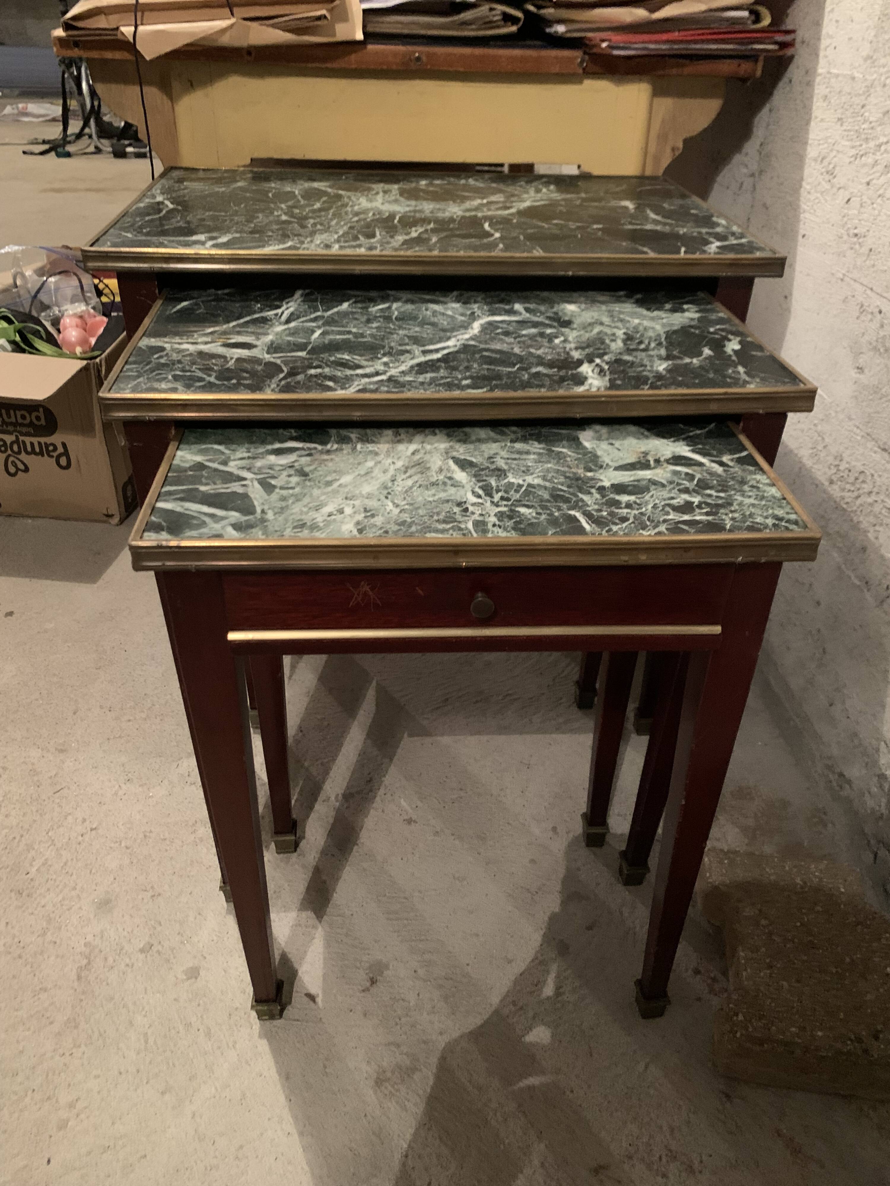 3 nesting tables in green marble and mahogany