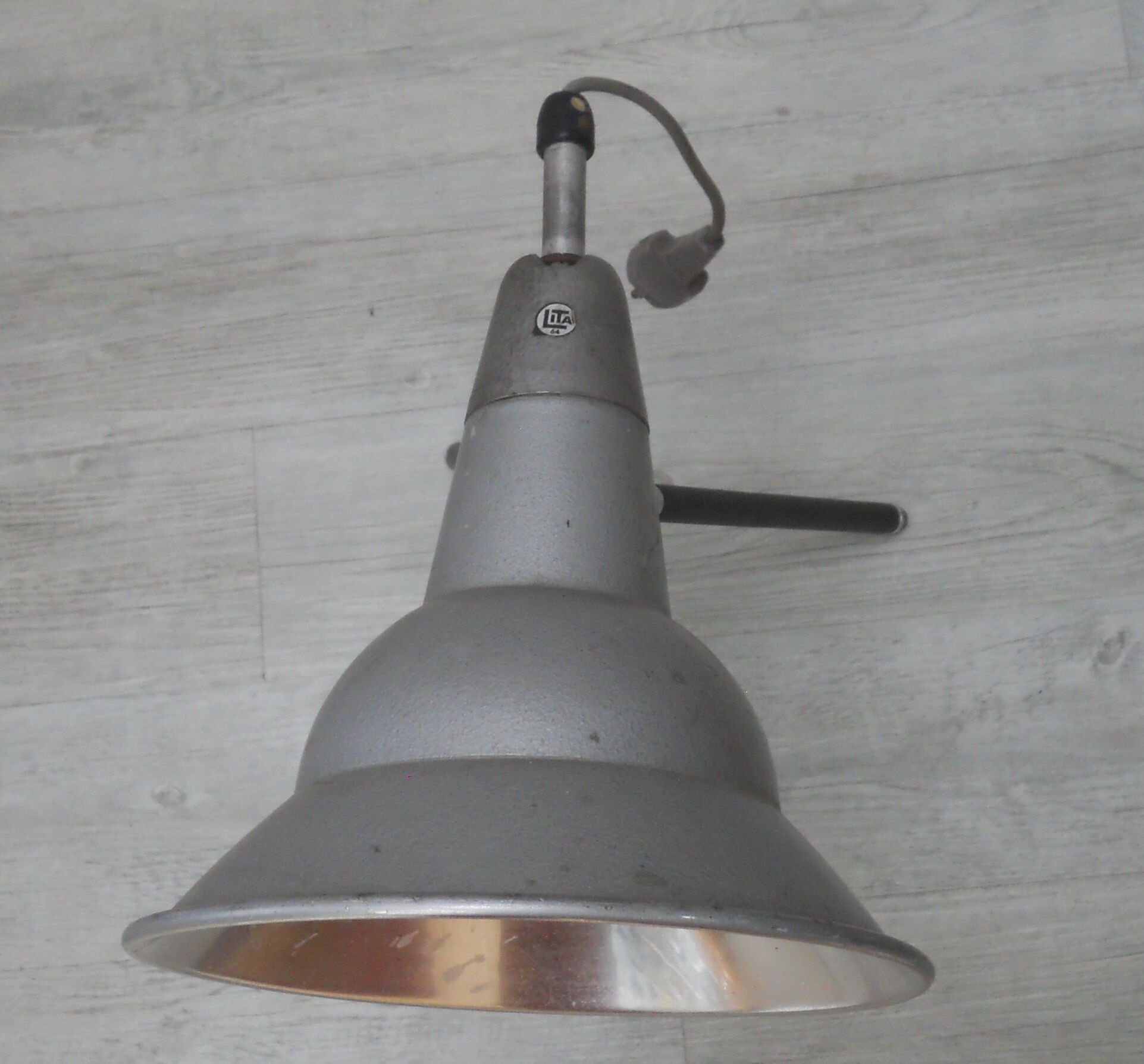 Lita standing projector