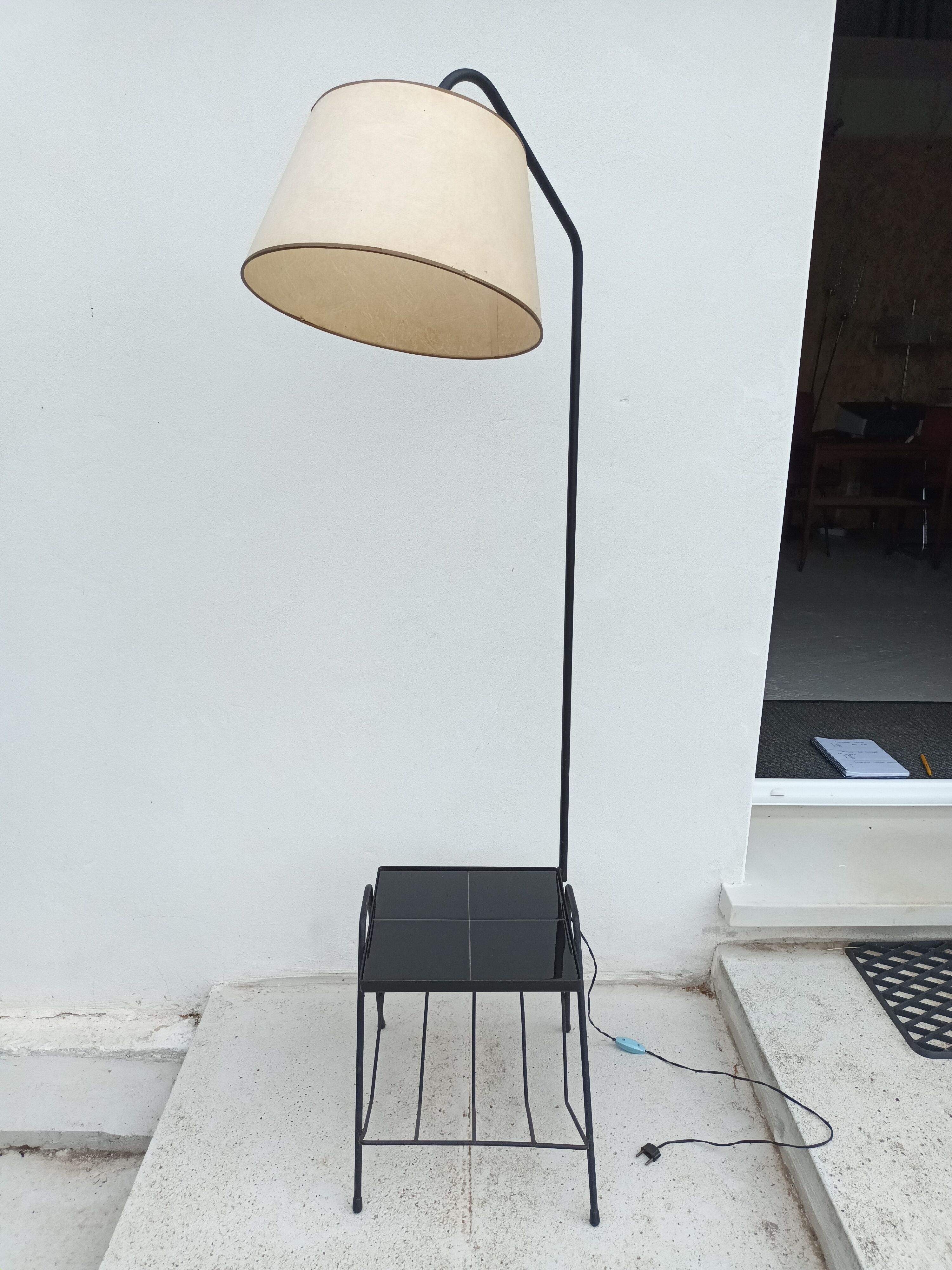Tablet floor lamp