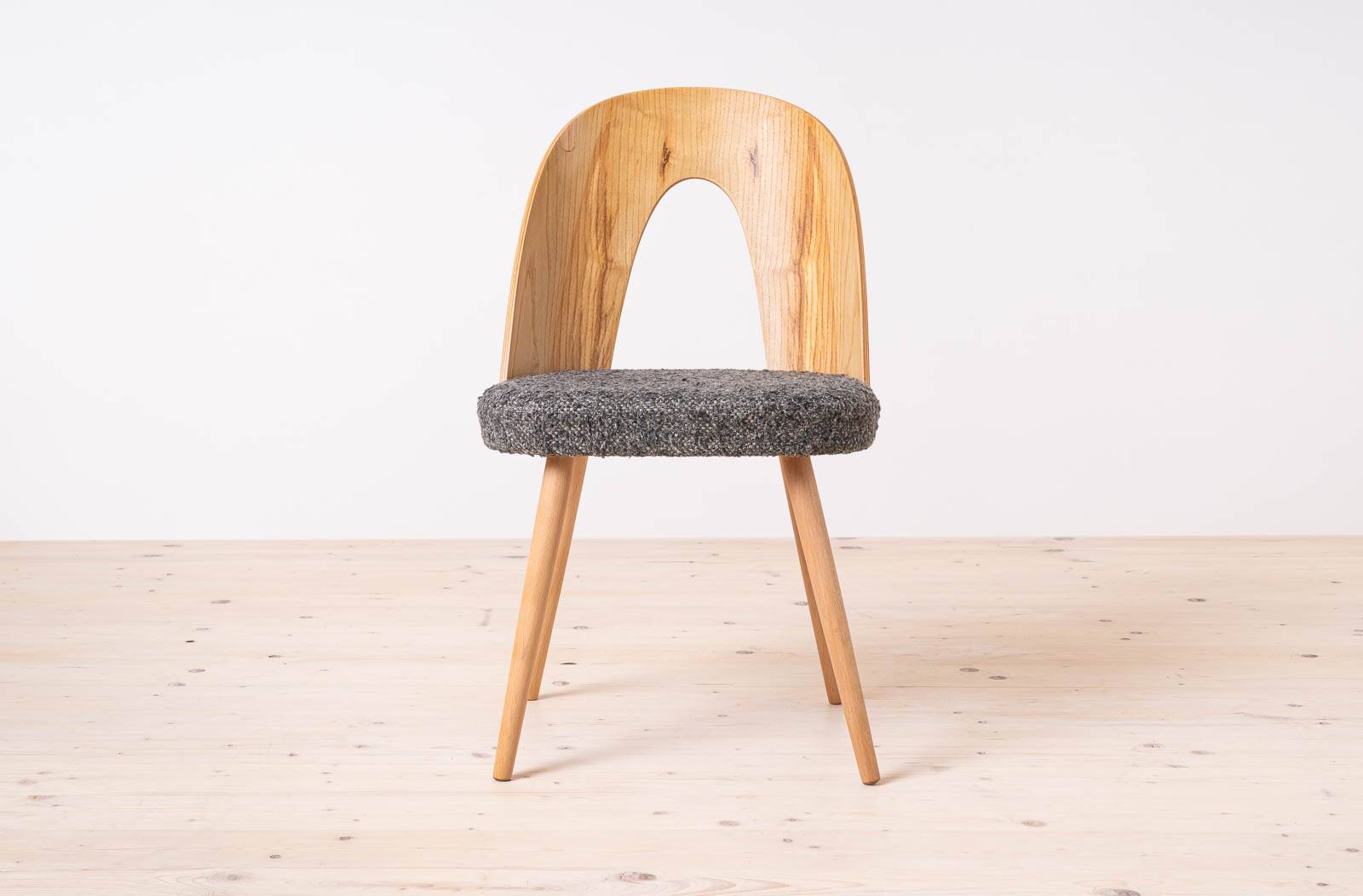 Ensemble de 4 chaises de salle à manger modernes du milieu du siècle par A. Šuman, rembourrées