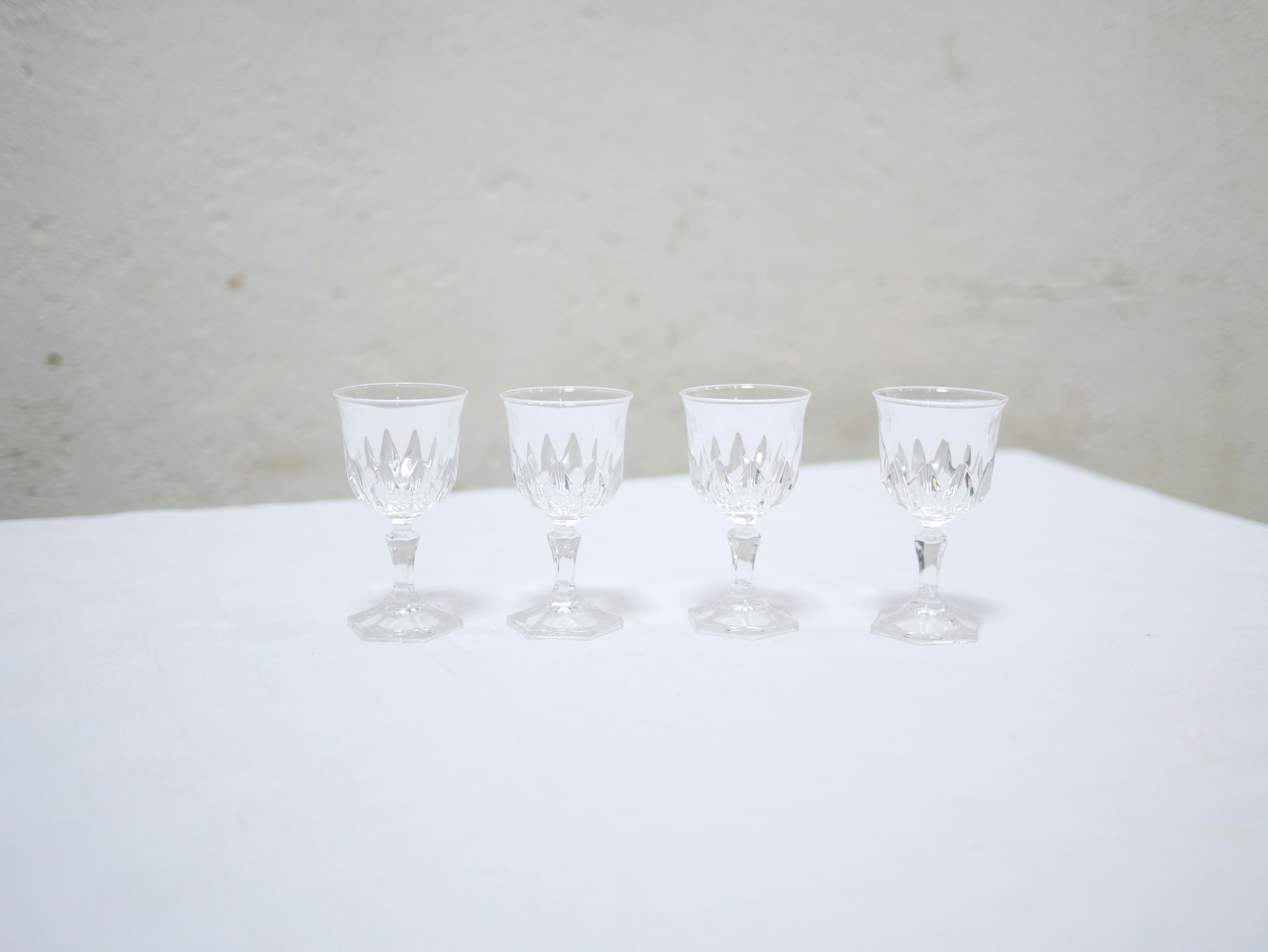 Series of 4 glasses with vintage liqueur cristal d'Arques
