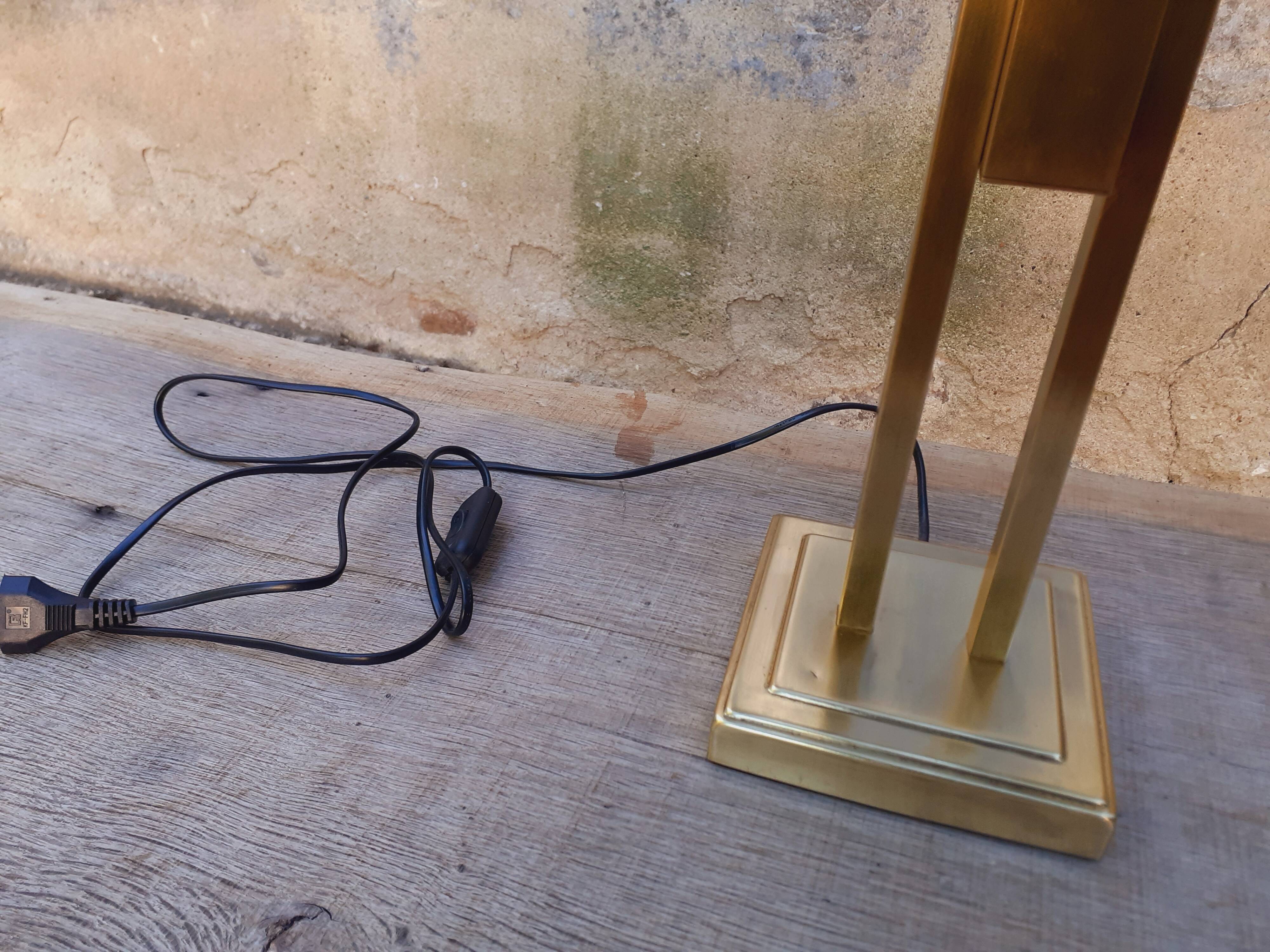 Lampe à poser dite " Gratte-ciel" en laiton année 70