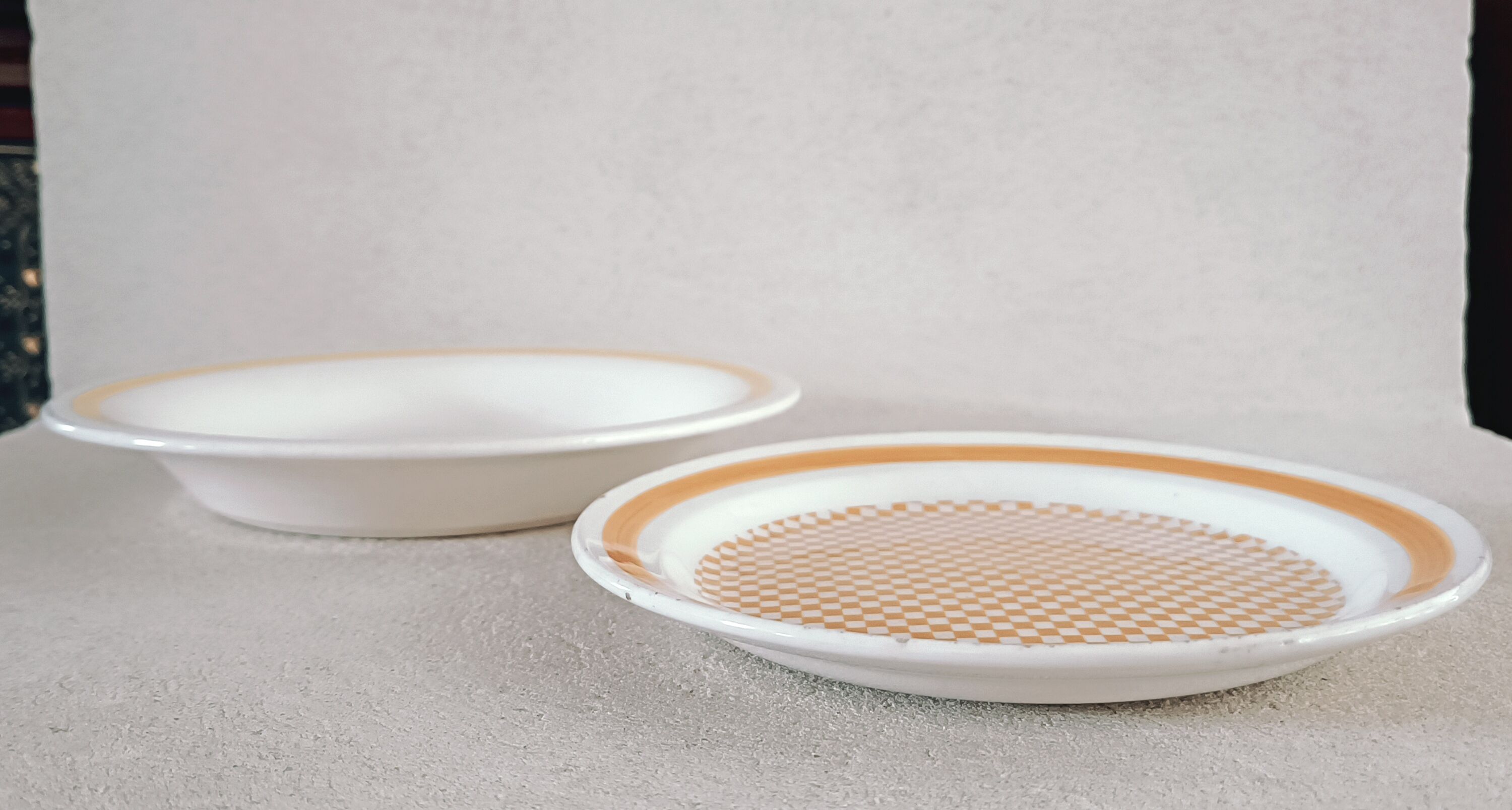 2 plates Gien and Longwy years 1940-1960