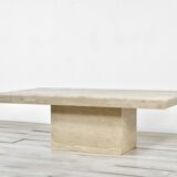 Table basse minimaliste géométrique en travertin italien des années 1970. Style vintage et moderne.