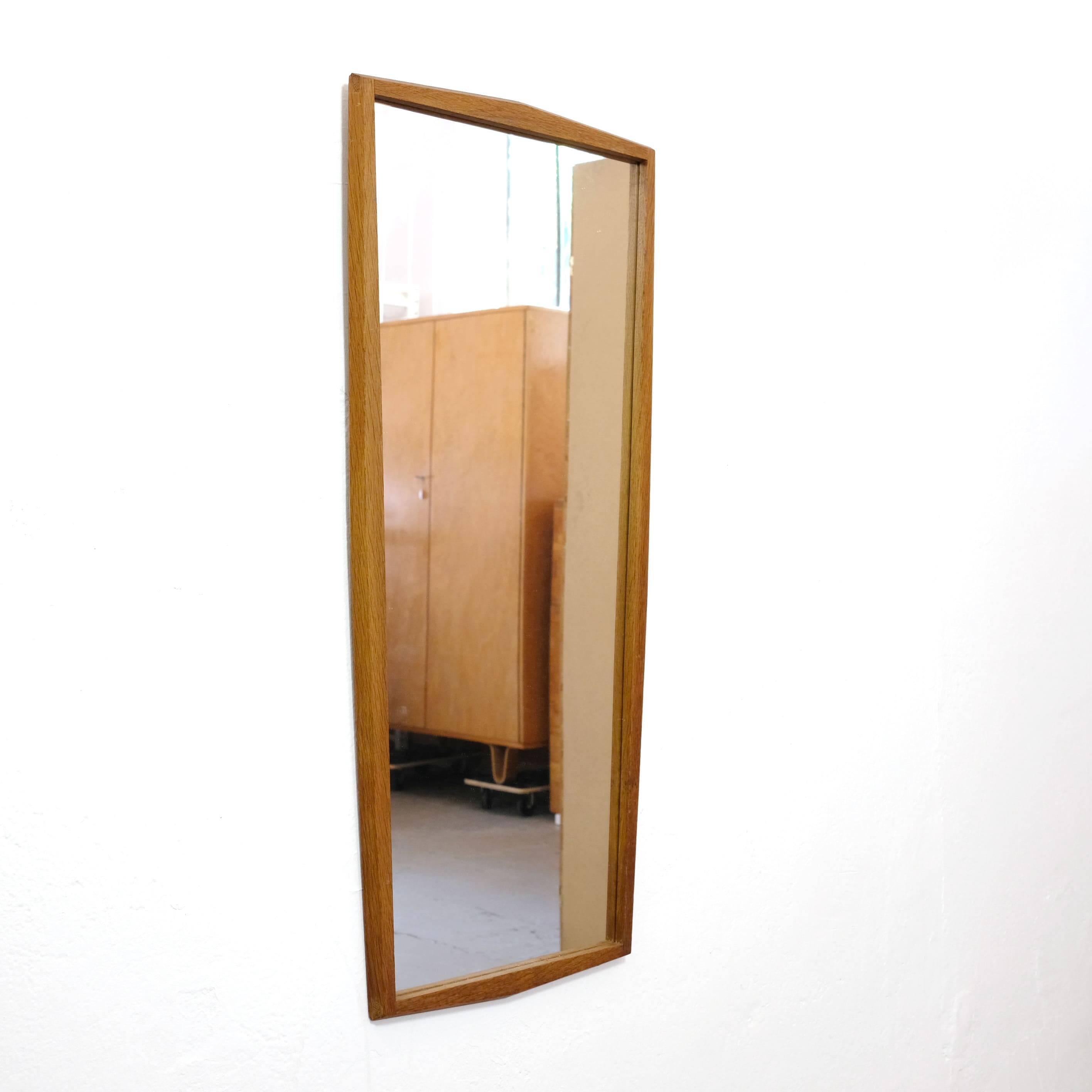 Miroir en chêne des années 60, 84 x 38.5 cm.