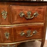 Commode sauteuse Louis XV a façade galbée XVIII siècle
