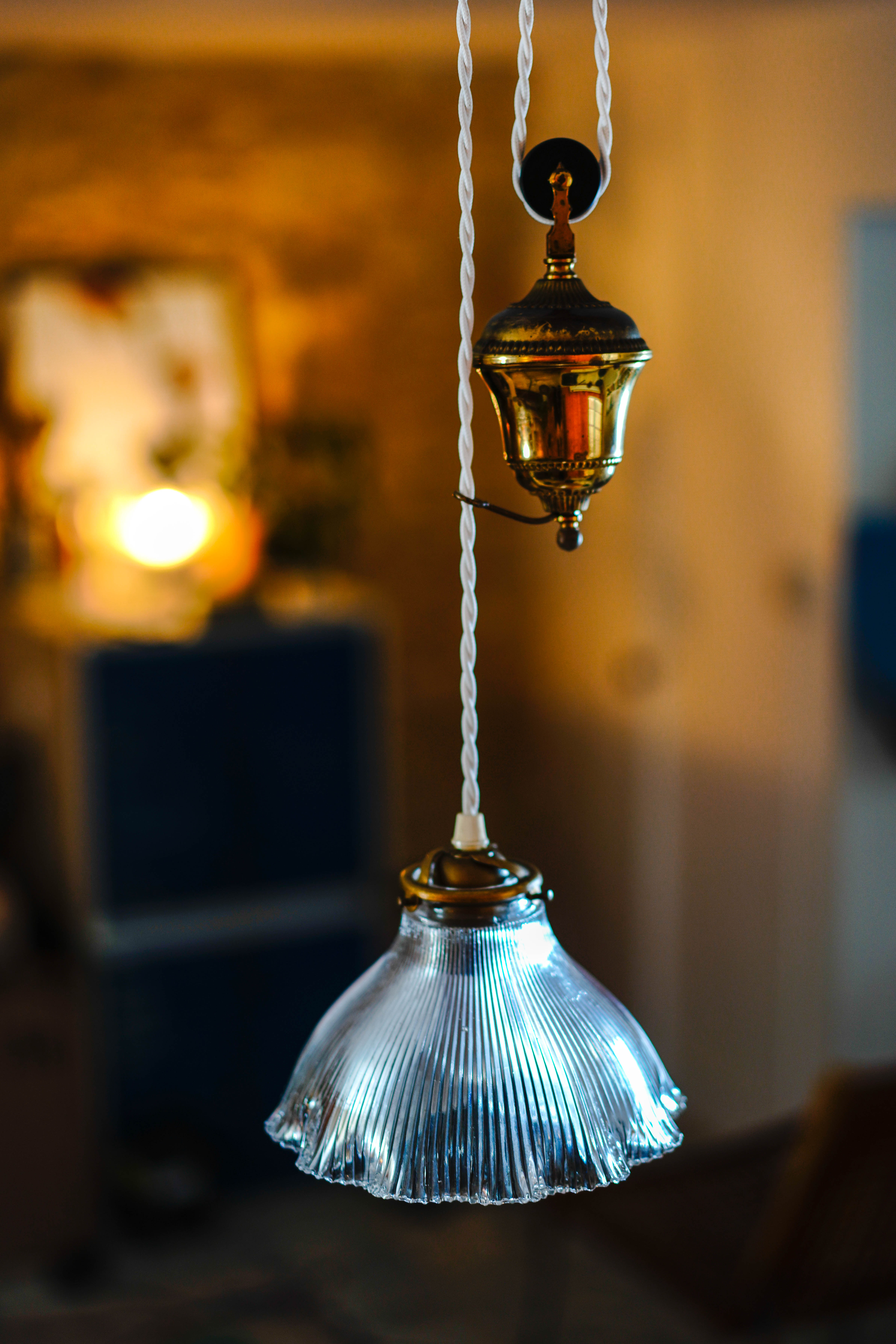 Suspension rises and falls in brass, glass lampshade #holophane