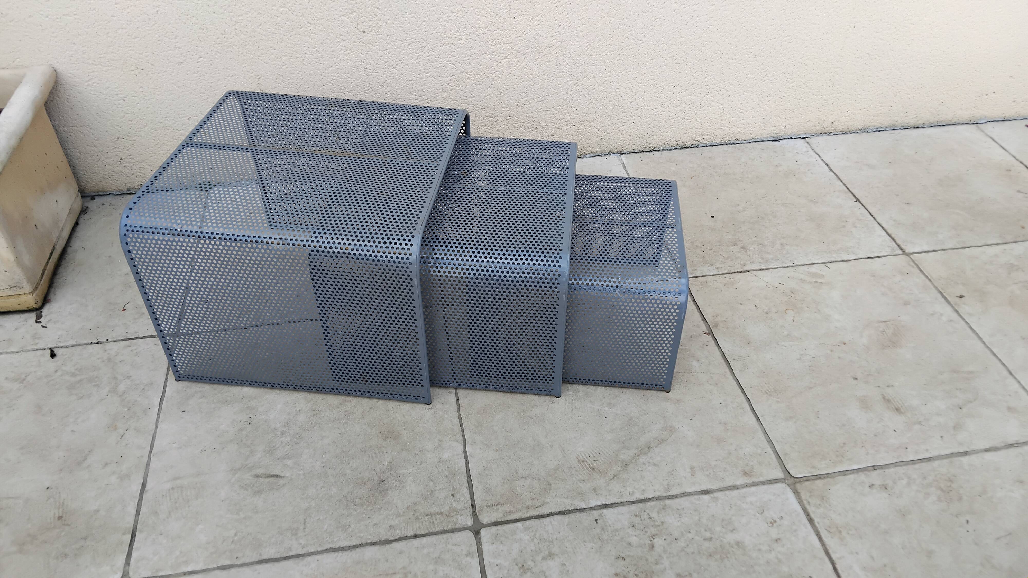 Table gigogne vintage métal perforé design