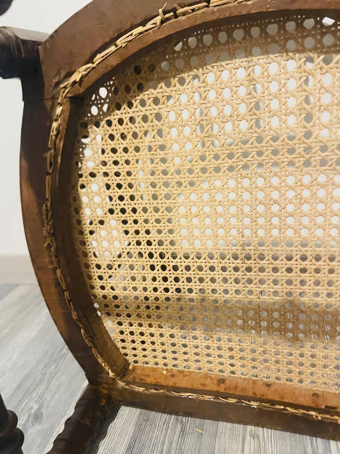 Chaise d’angle en bois et cannage