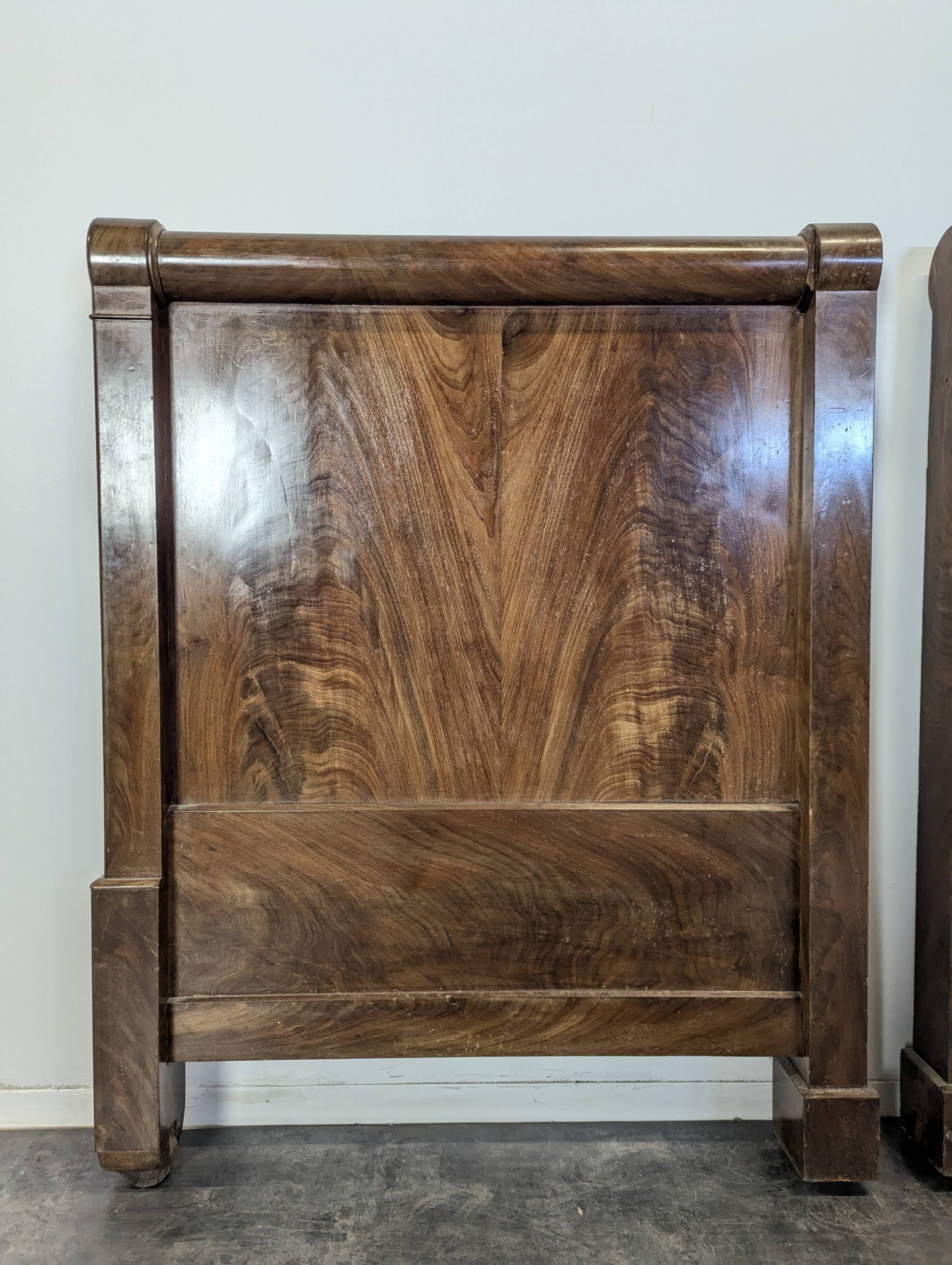 Restoration period daybed in flamed mahogany