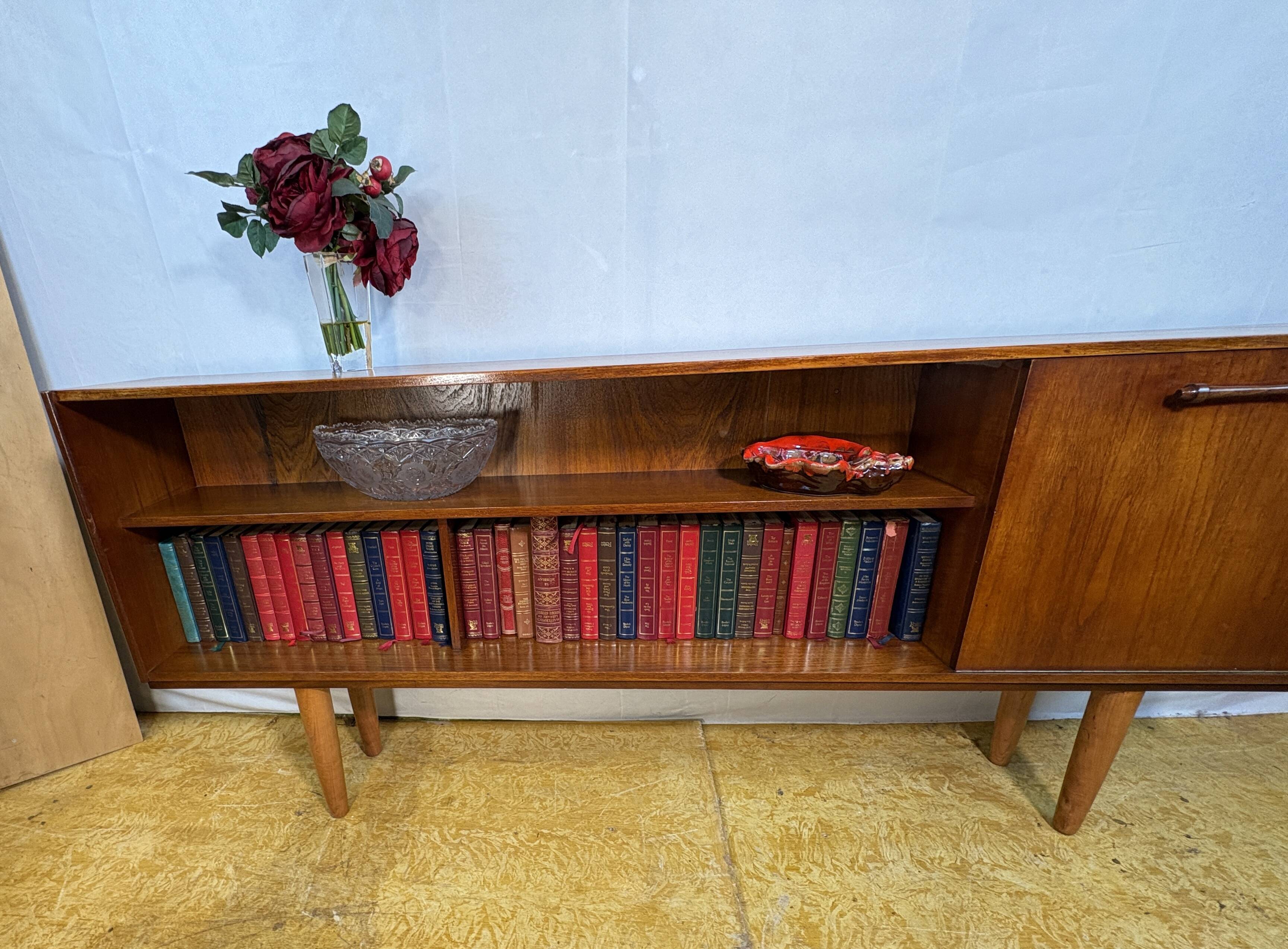 Buffet/bibliothèque mince en teck style rétro vintage milieu du siècle, abattant style cocktail, années 1960