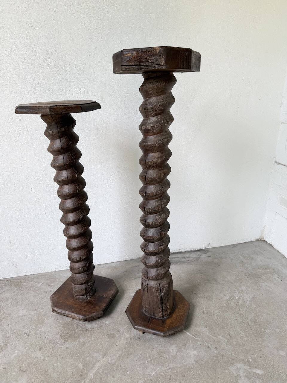 Pair of pedestal columns with oak pressing screws, 1900
