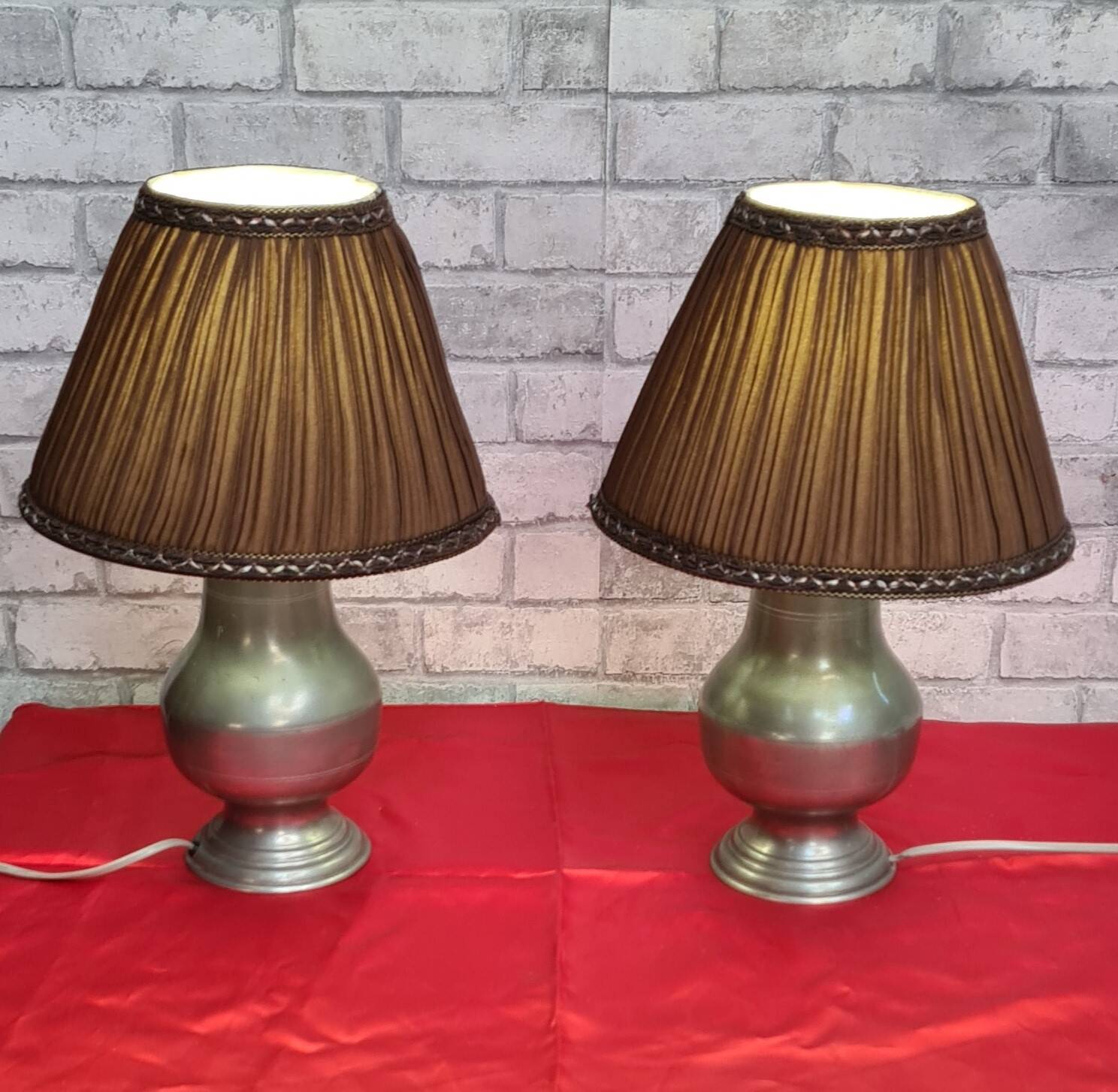 pairs of tin lamps and pleated lampshades h40x26 electricity to super condition standards