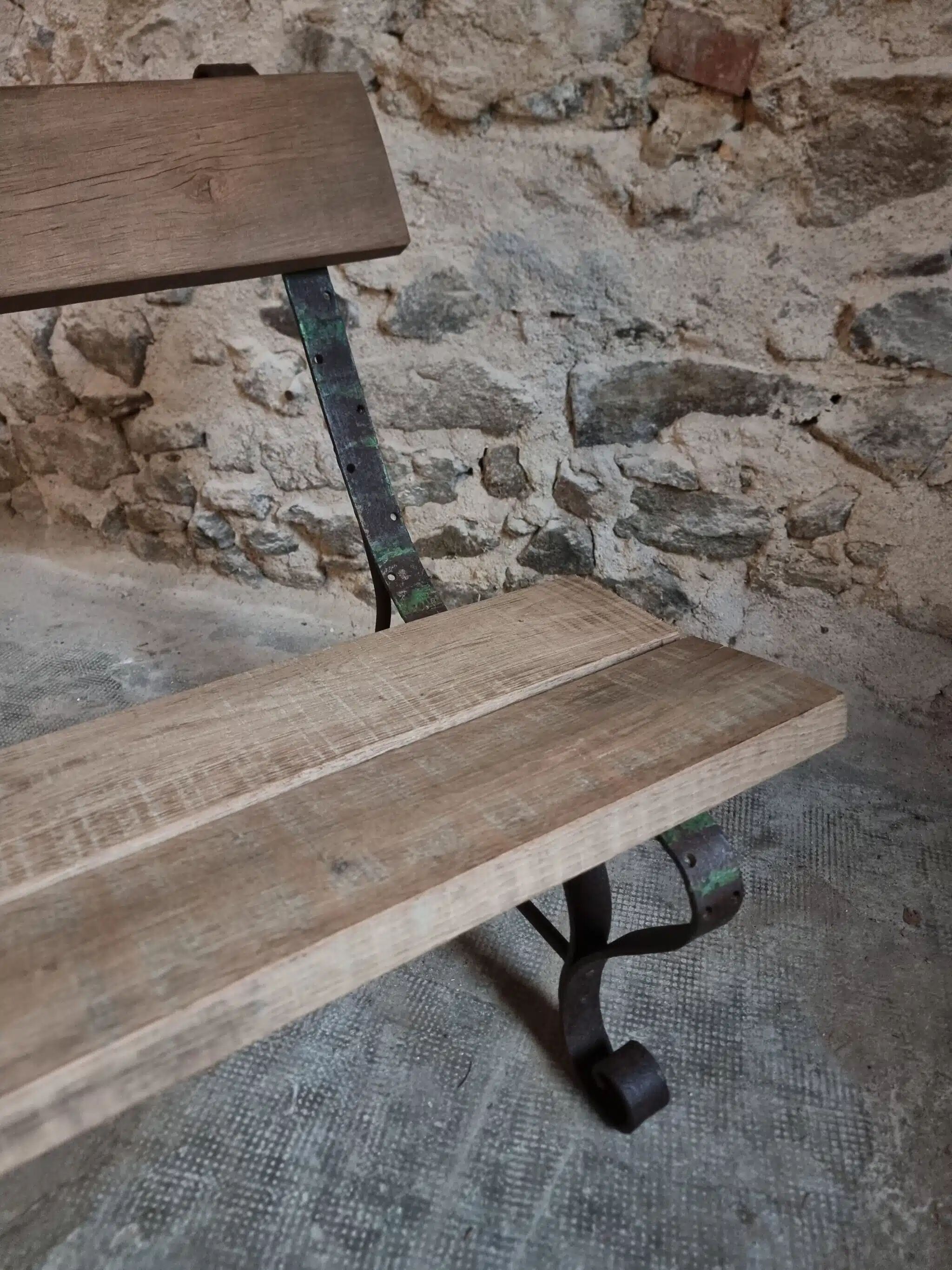 Banc de jardin ancien avec base en fer forgé et assise en chêne