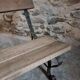 Banc de jardin ancien avec base en fer forgé et assise en chêne