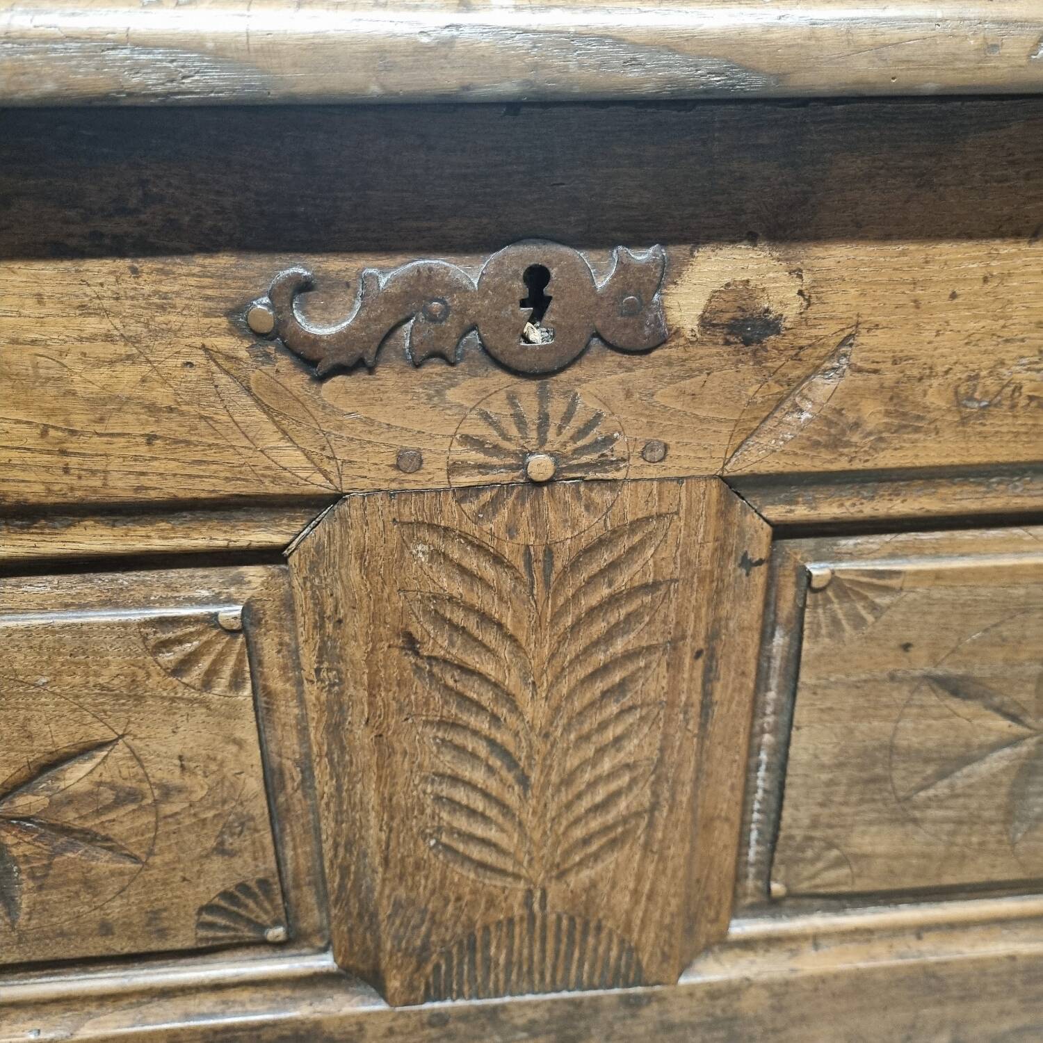 Maie solid oak Breton chest