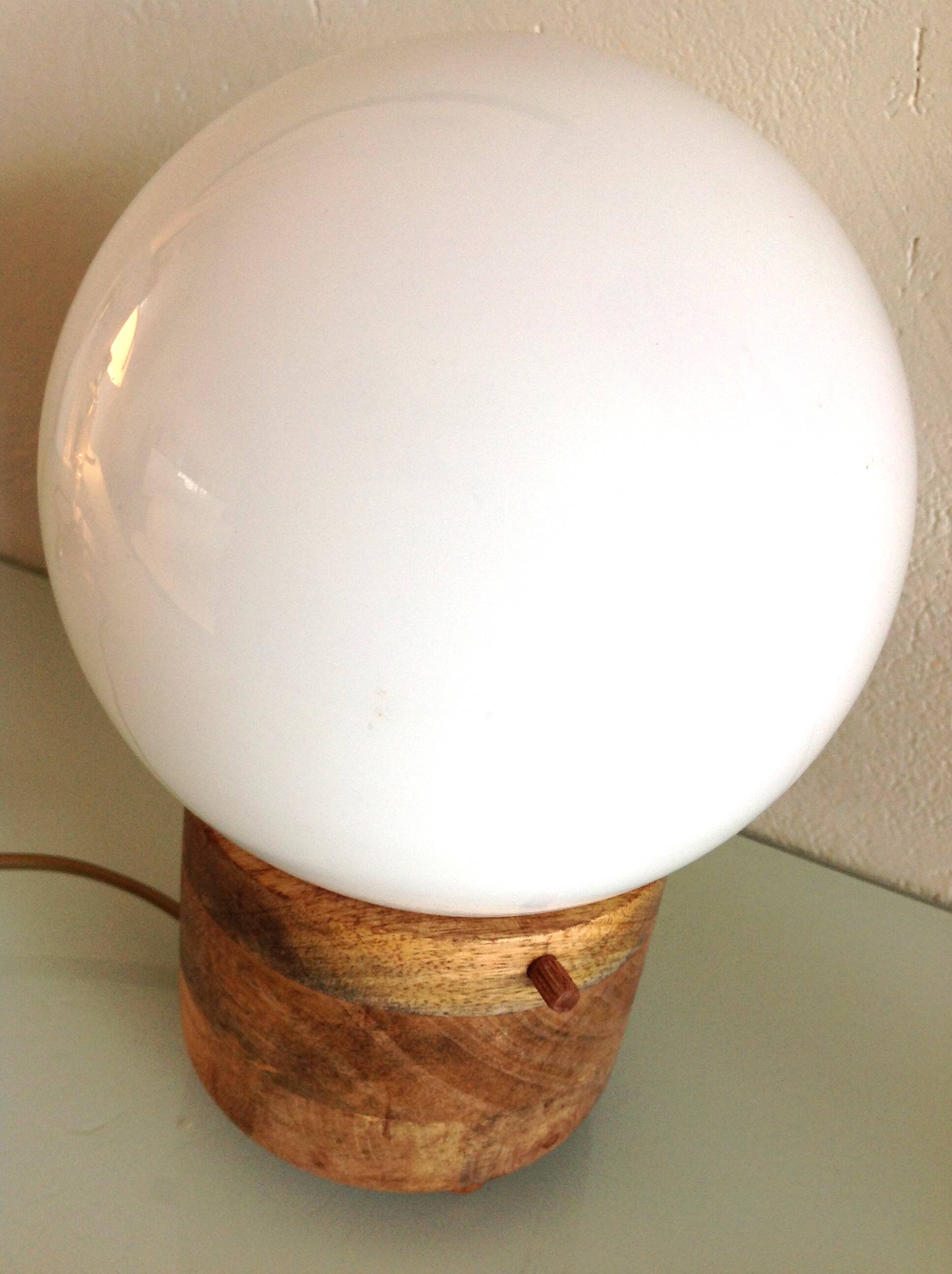 Lampe globe en opaline blanche sur socle bois