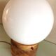 Lampe globe en opaline blanche sur socle bois
