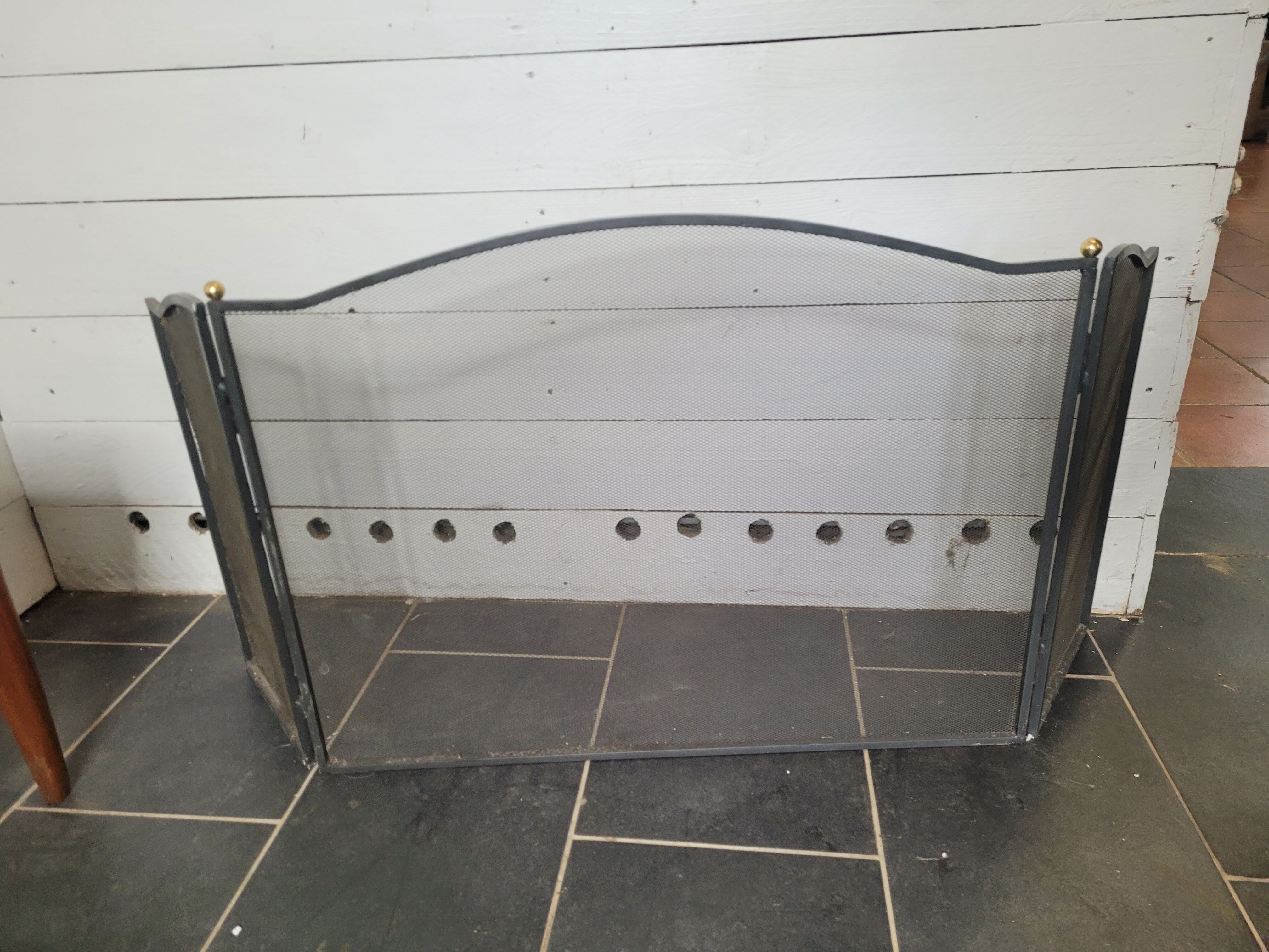 Fire screen with 3 iron leaves and brass ball
