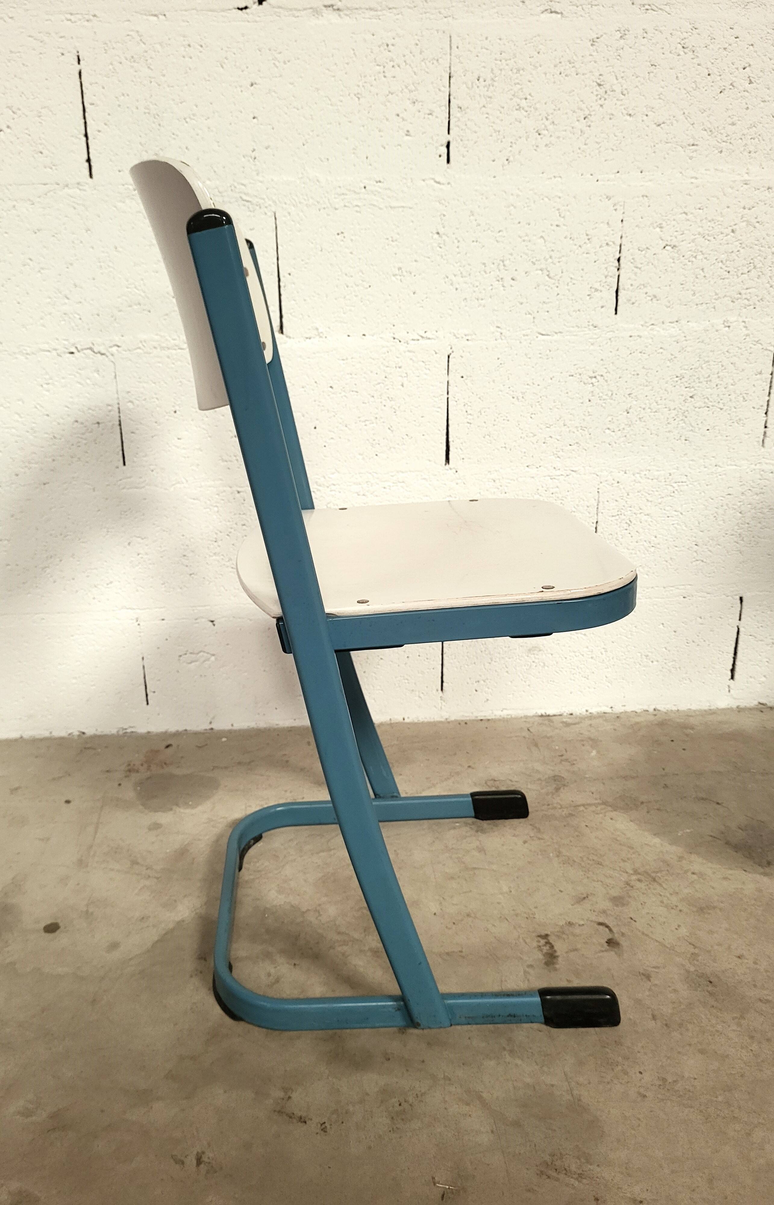 20 Chaises d'école bleues du designer Karl Northheler