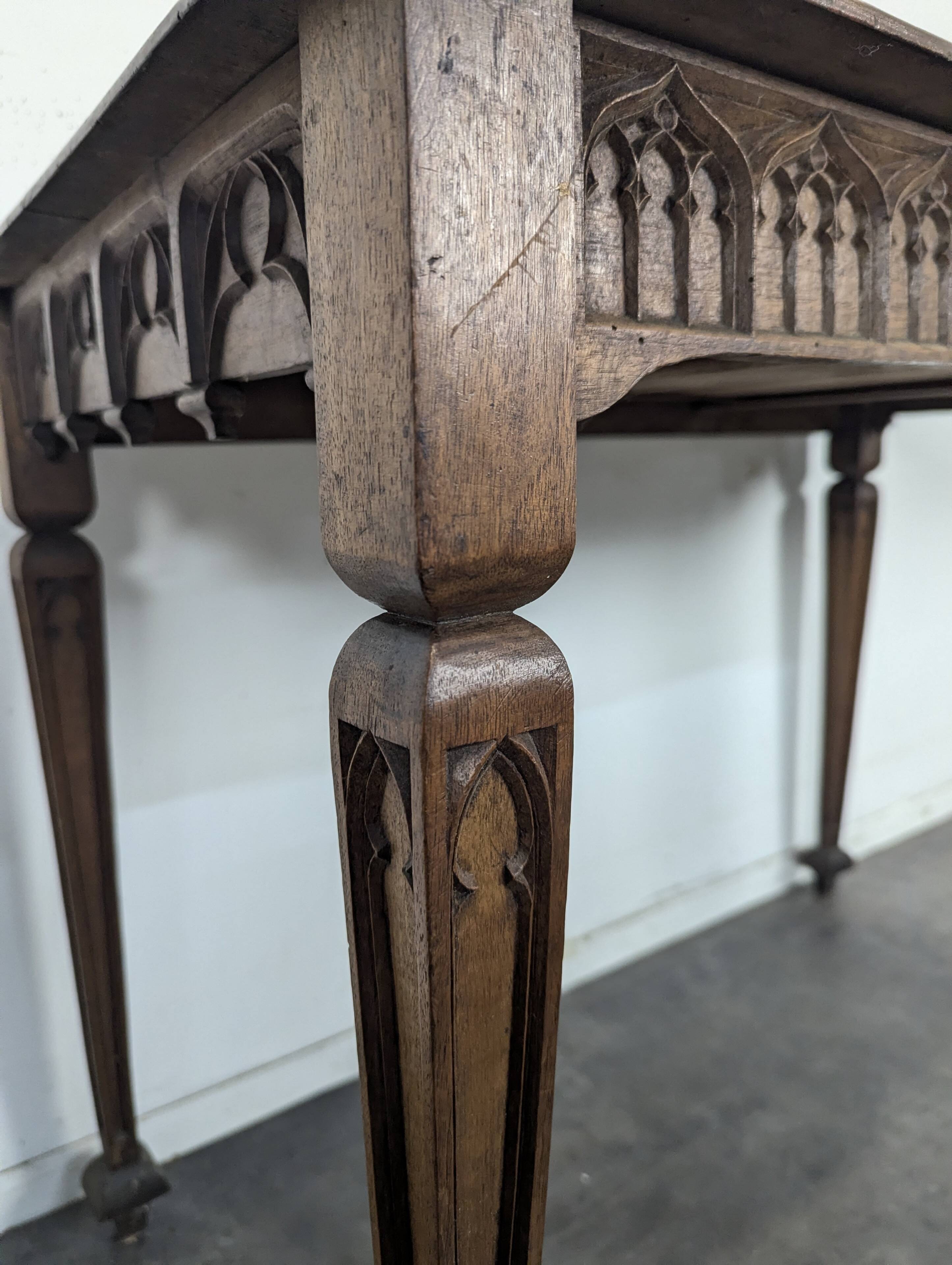 Table à écrire néogothique en noyer à frise d'arcatures