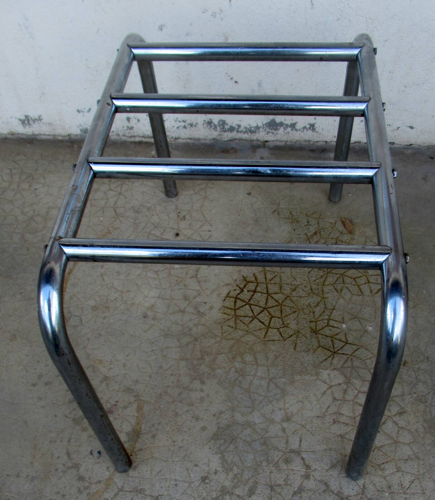 Hotel luggage rack, in chrome steel. The 50's