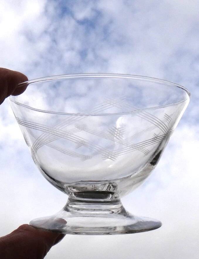 8 crystal champagne coupes