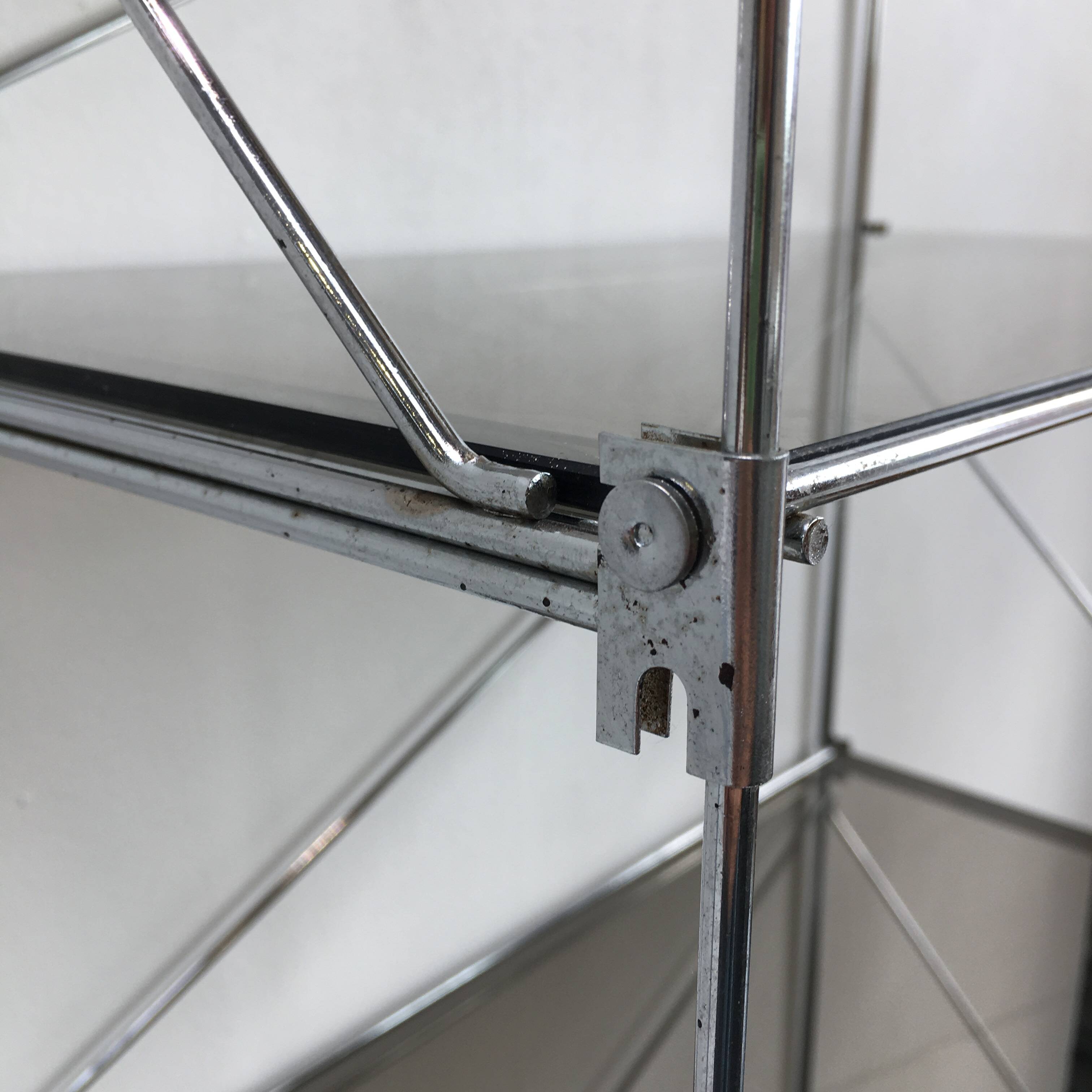 Étagère métal et verre fumé modèle Isocèle par Max Sauze