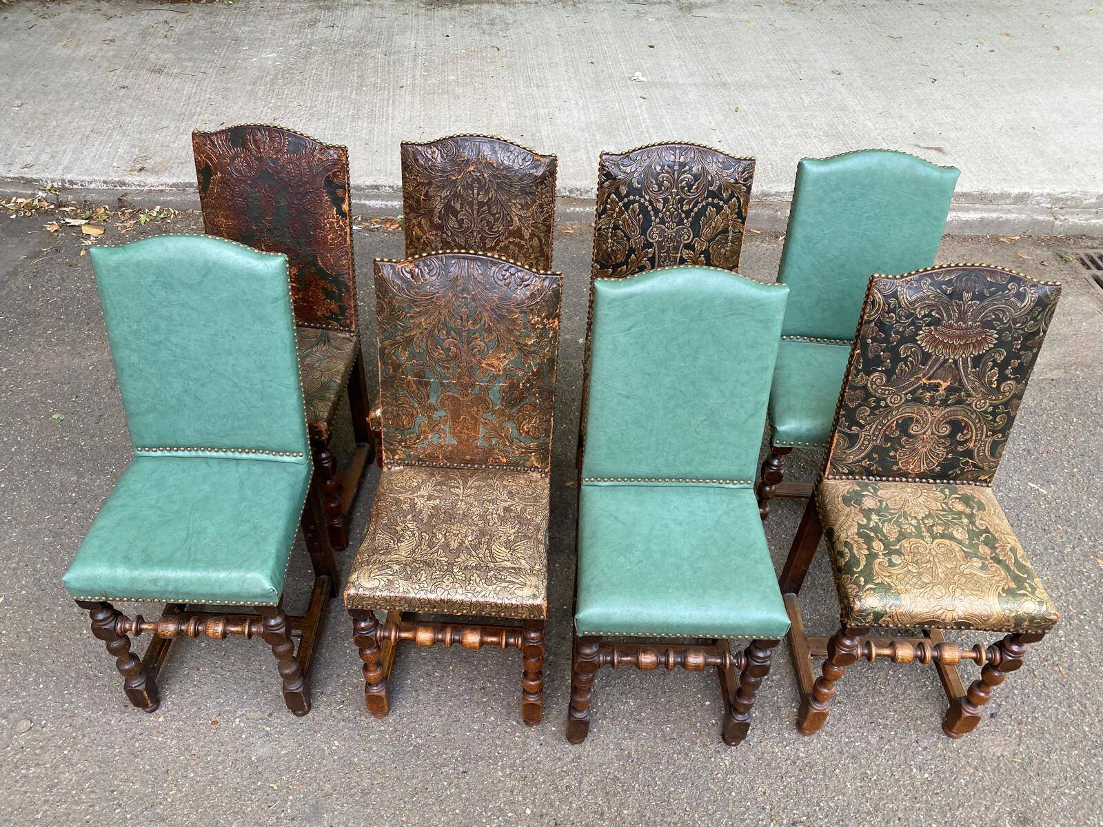 8 chaises basques espagnoles en cuir vert et marron doré