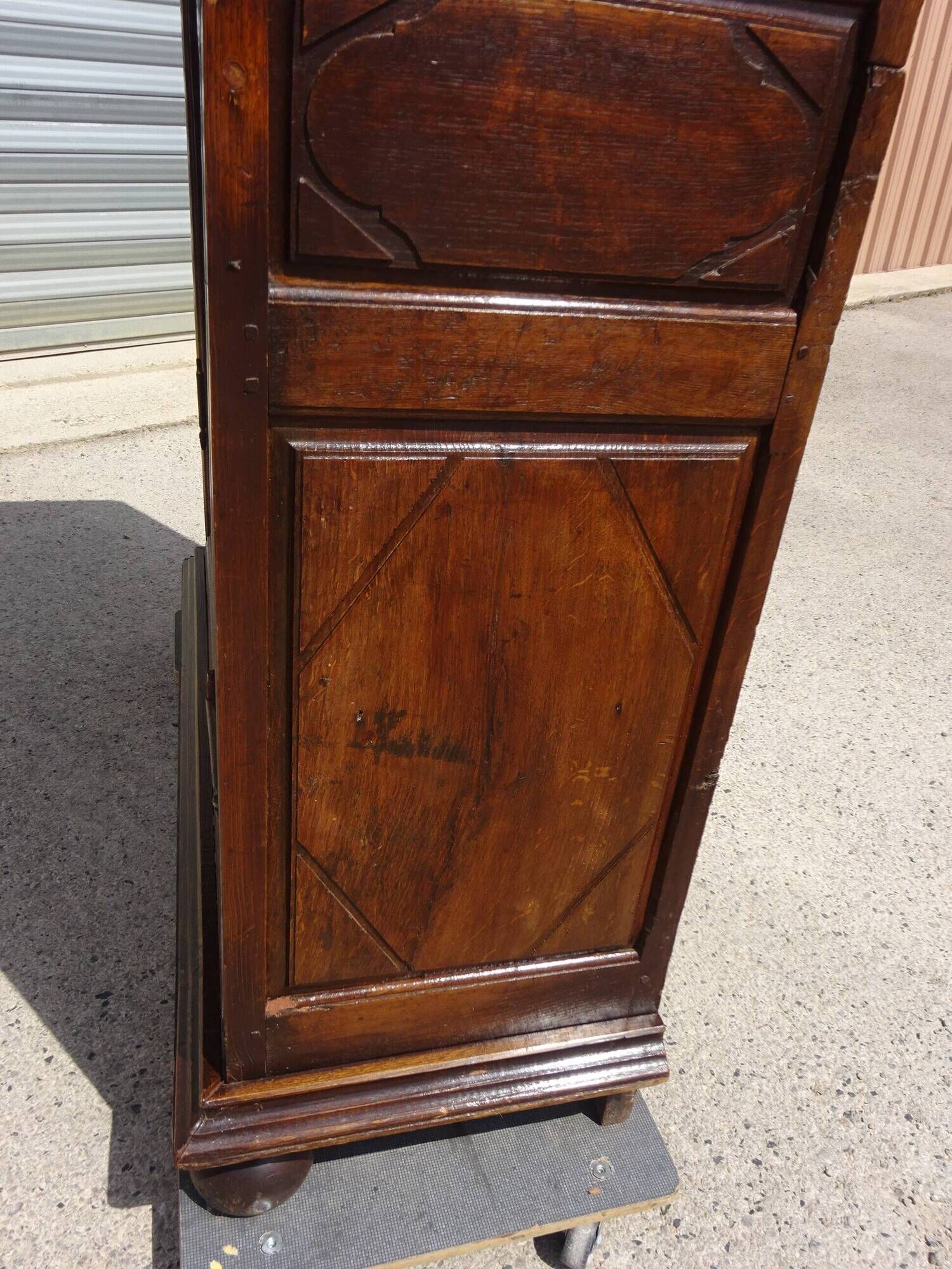 Ancienne armoire Louis XIII en noyer massif