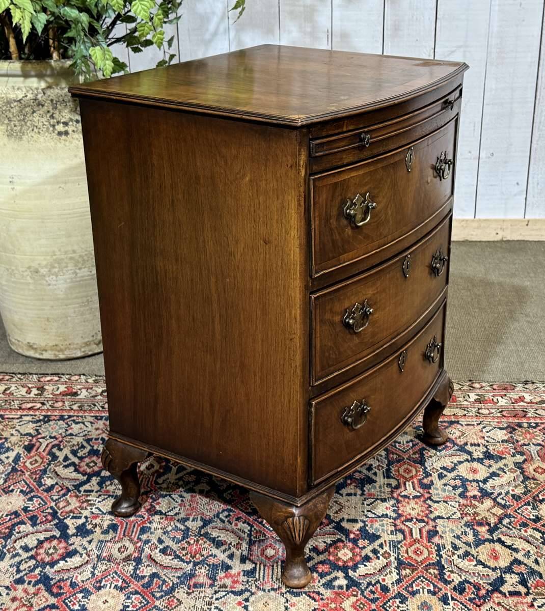 Commode anglaise en noyer des années 1950